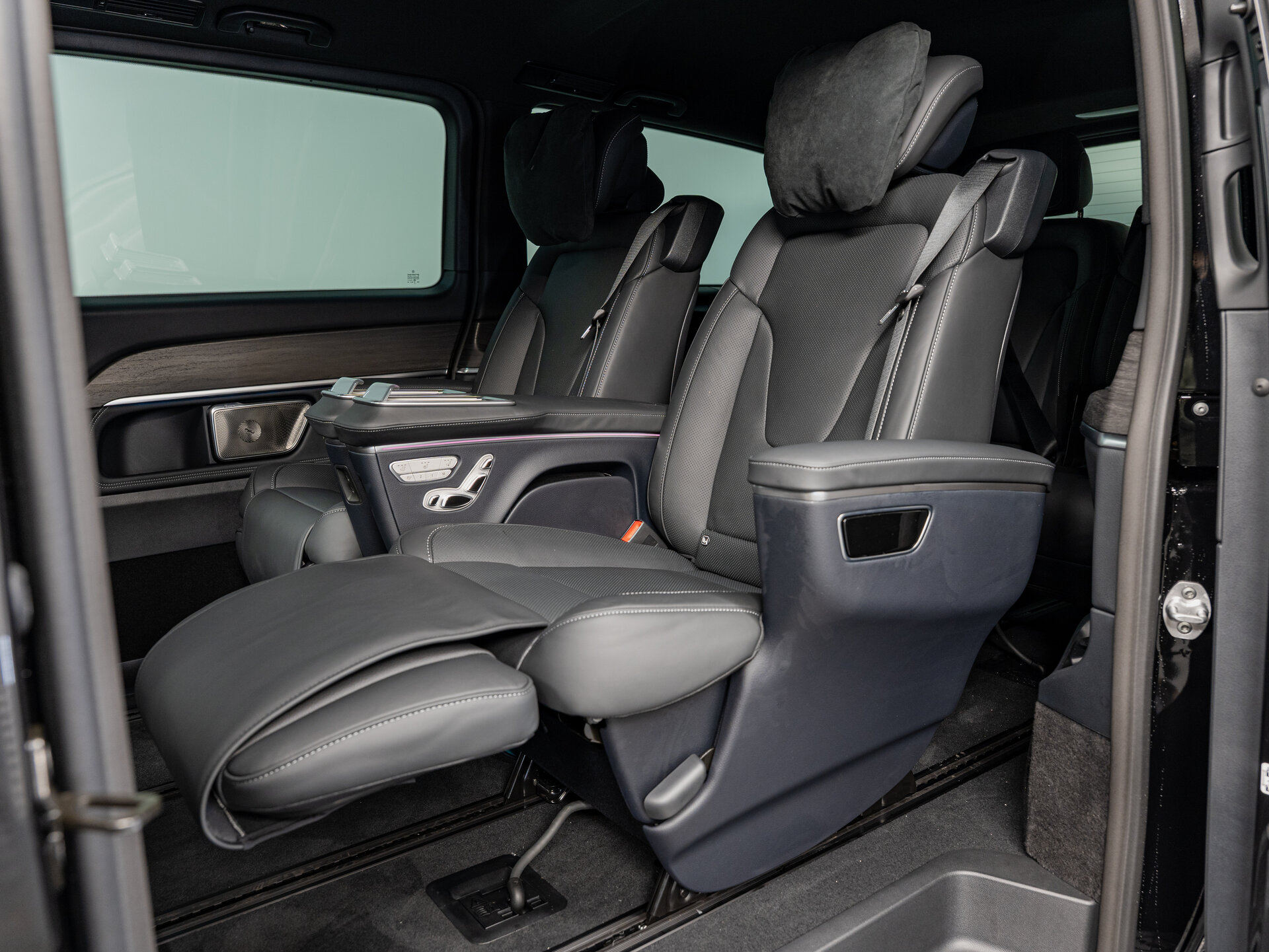 Автомобиль Mercedes-Benz V-Класс 300 d экстра длинный 2.0d AT (237 л.с.) 4WD - 19
