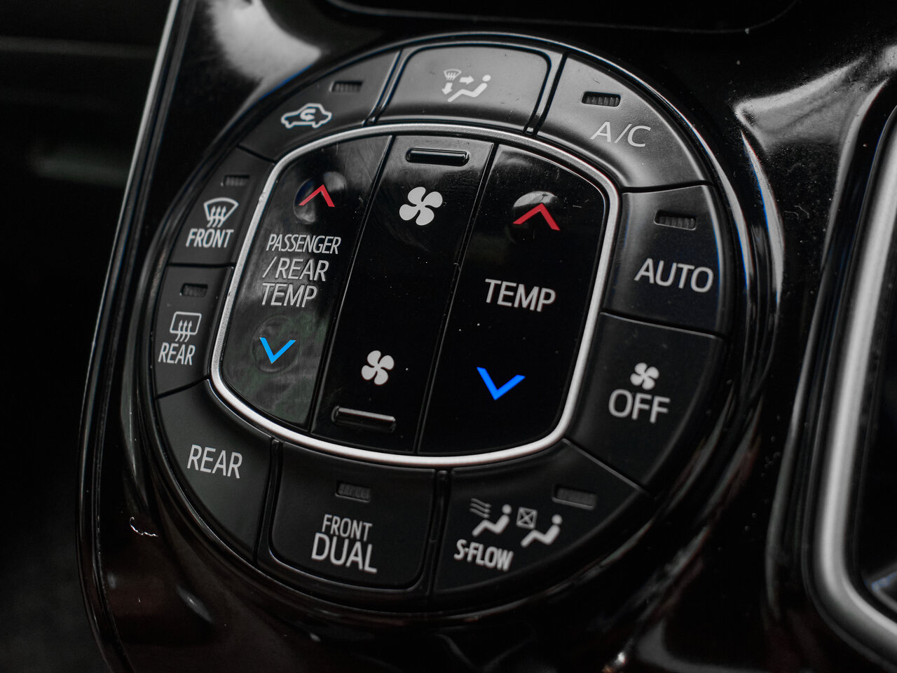 Купить Toyota Noah 1.8hyb CVT (99 л.с.), 2018 в Екатеренбурге