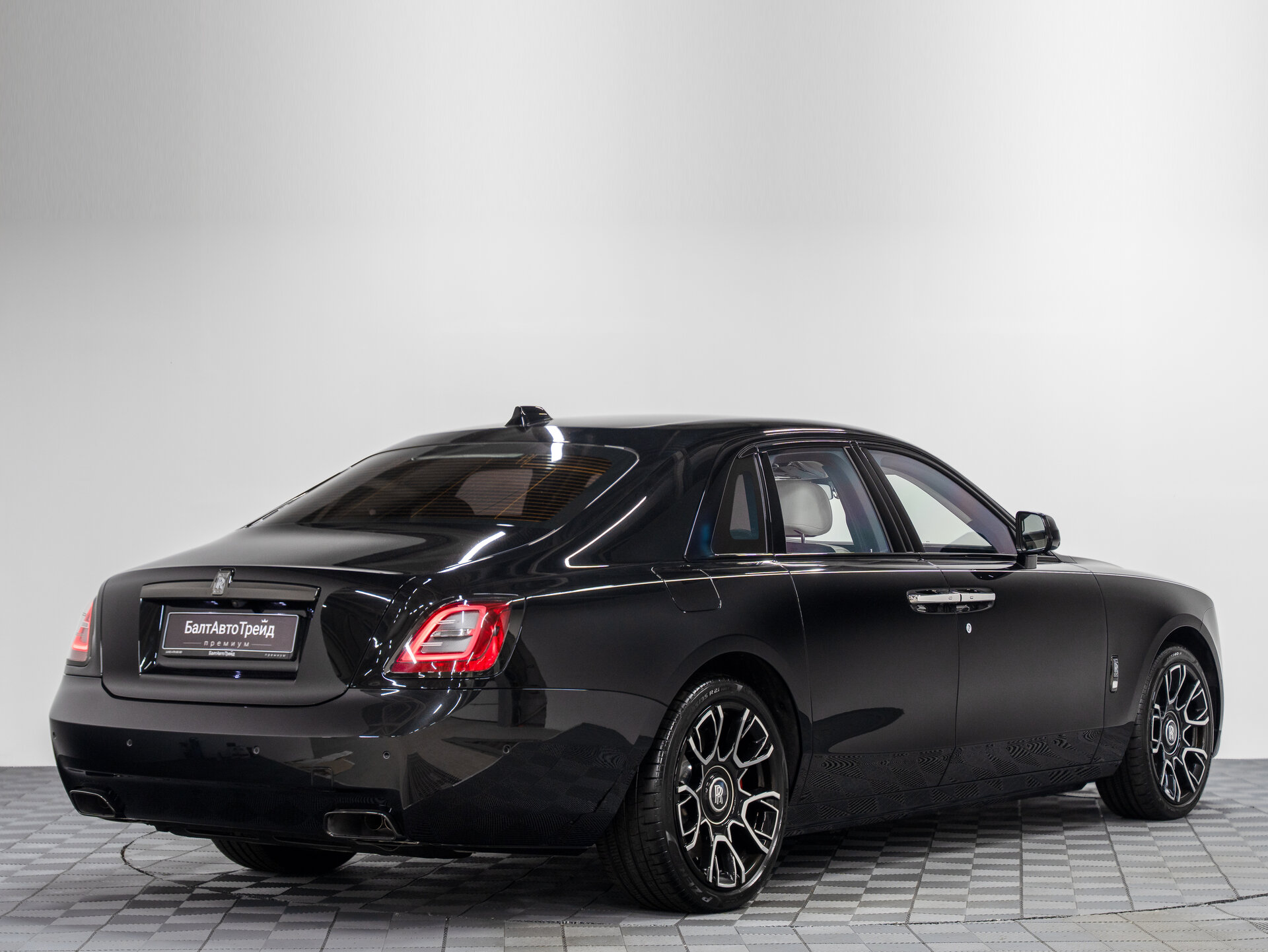 Автомобиль Rolls-Royce Ghost Black Badge 6.8 AT (600 л.с.) 4WD - 8