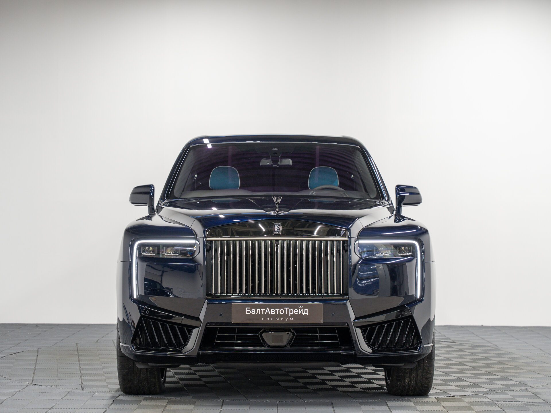 Автомобиль Rolls-Royce Cullinan Black Badge 6.8 AT (600 л.с.) 4WD - 5