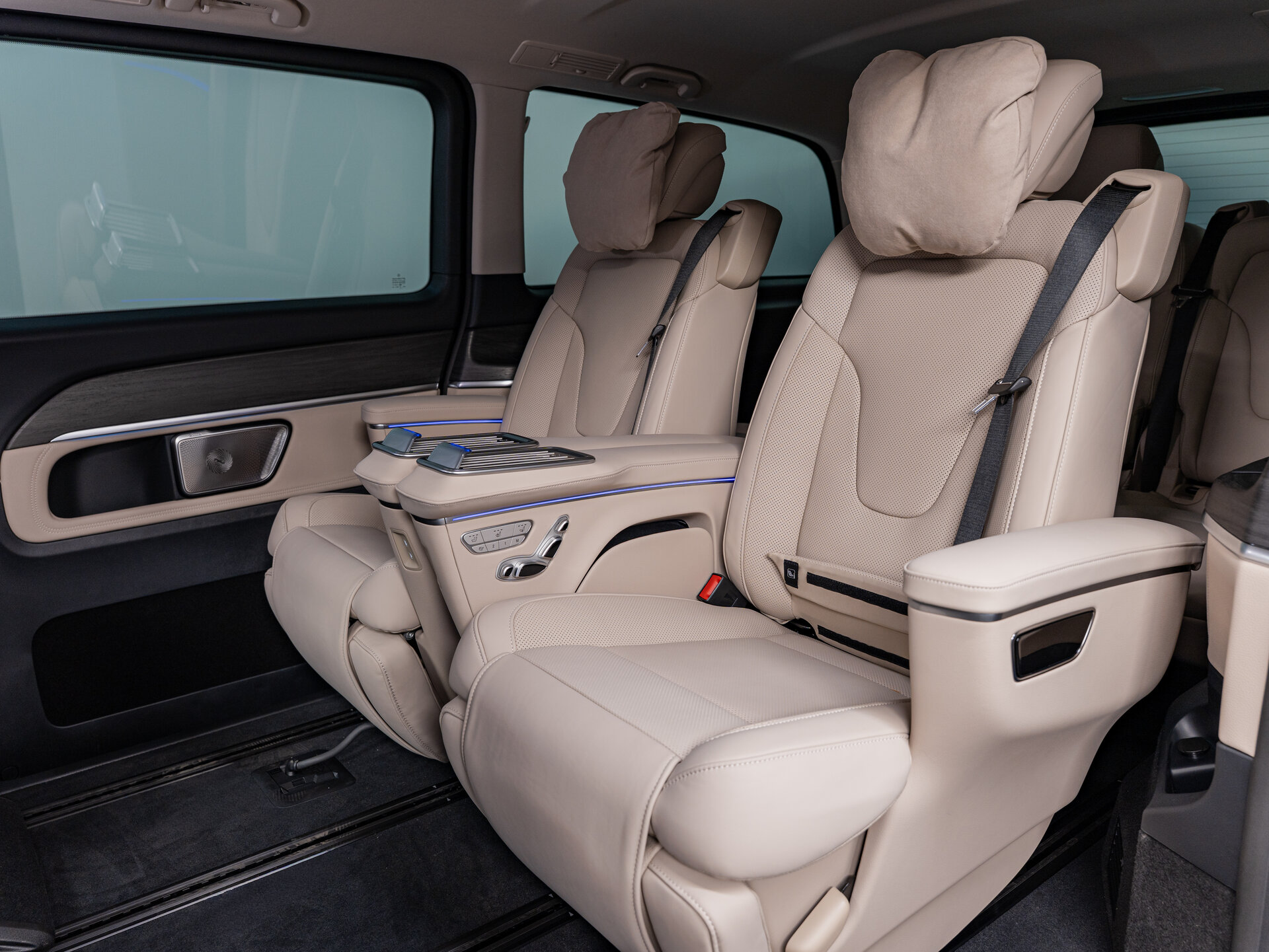 Автомобиль Mercedes-Benz V-Класс 300 d экстра длинный 2.0d AT (237 л.с.) 4WD - 16