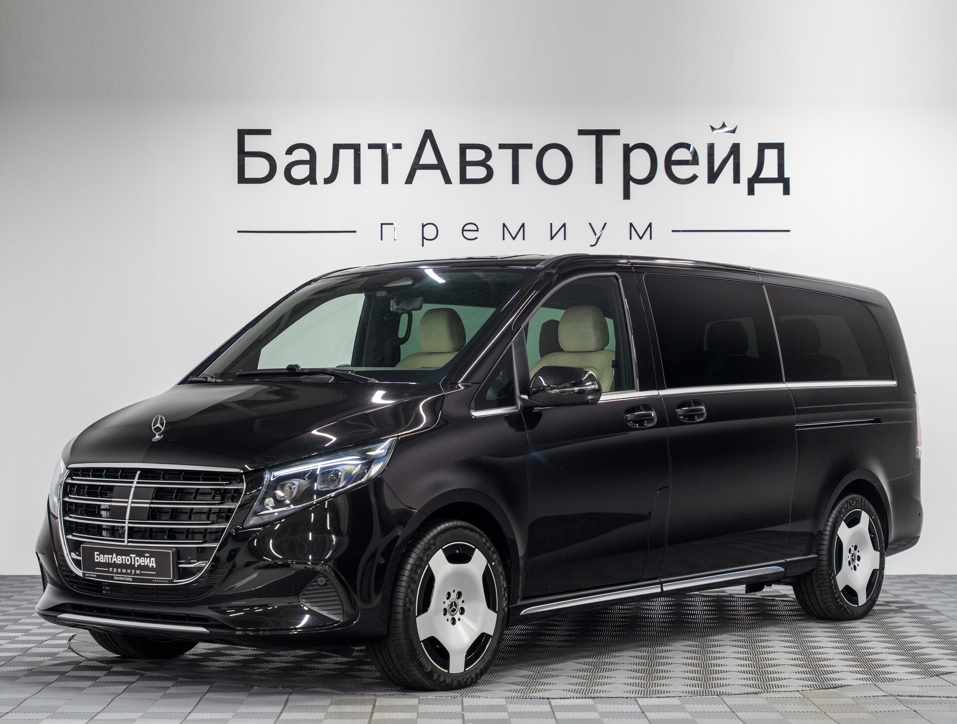 Автомобиль Mercedes-Benz V-Класс 300 d экстра длинный 2.0d AT (237 л.с.) 4WD - 1