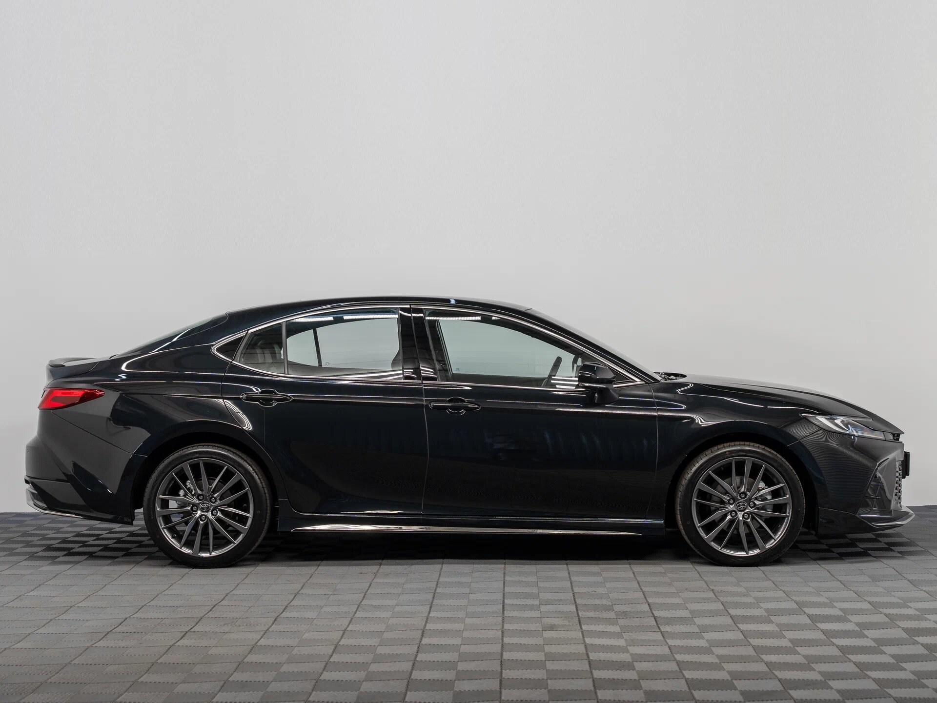 Автомобиль Toyota Camry 2.0hyb CVT (231 л.с.) - 4