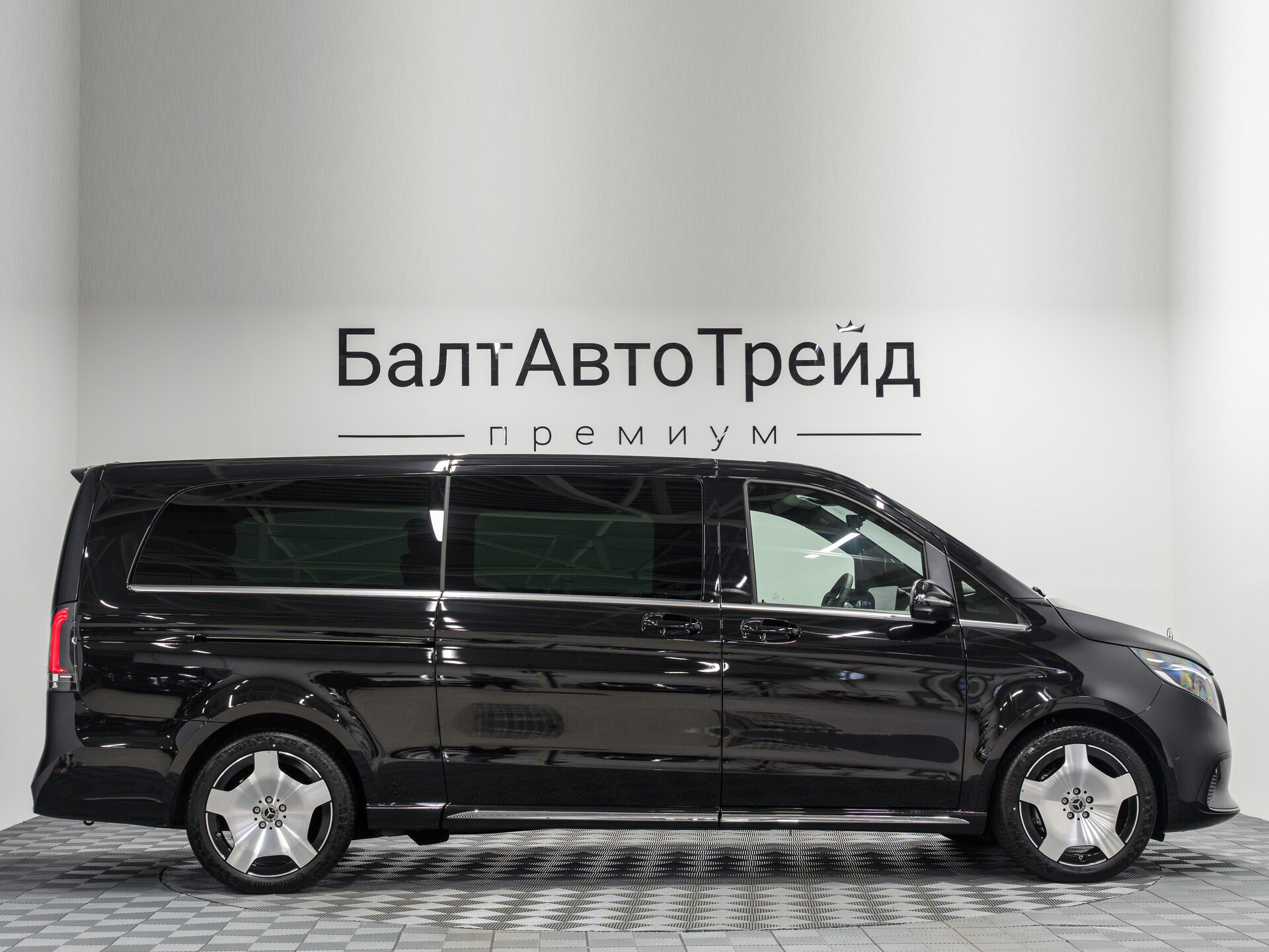 Автомобиль Mercedes-Benz V-Класс 300 d экстра длинный 2.0d AT (237 л.с.) 4WD - 6