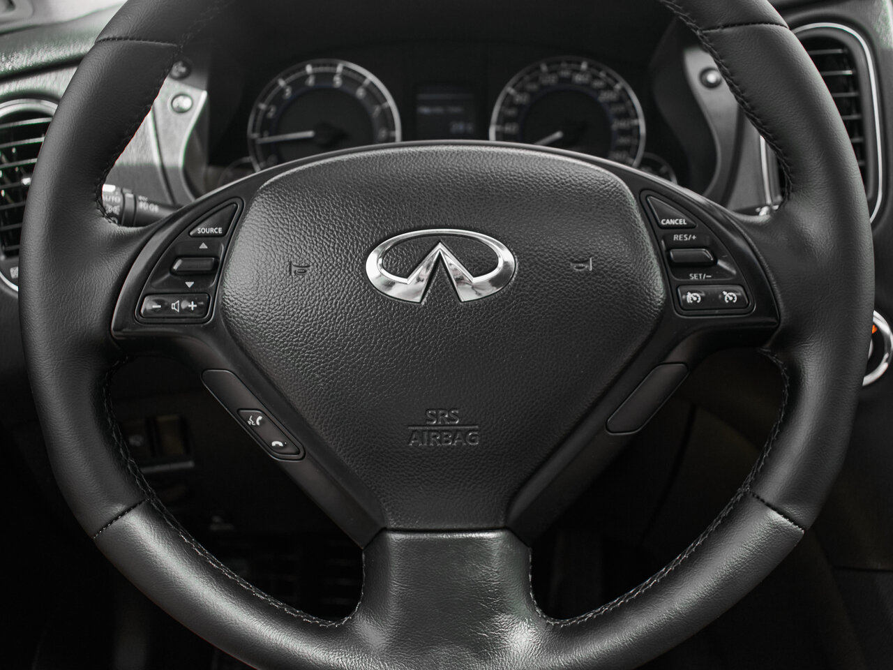 Купить Infiniti QX50 2.5 AT (222 л.с.) 4WD, 2016 в Екатеренбурге