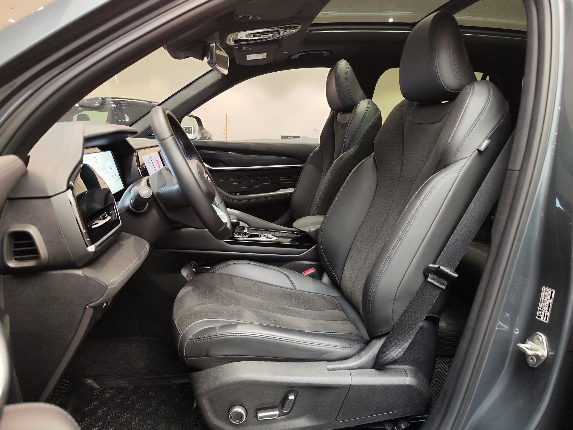Автомобиль Geely Monjaro 2.0 AT (238 л.с.) 4WD - 8