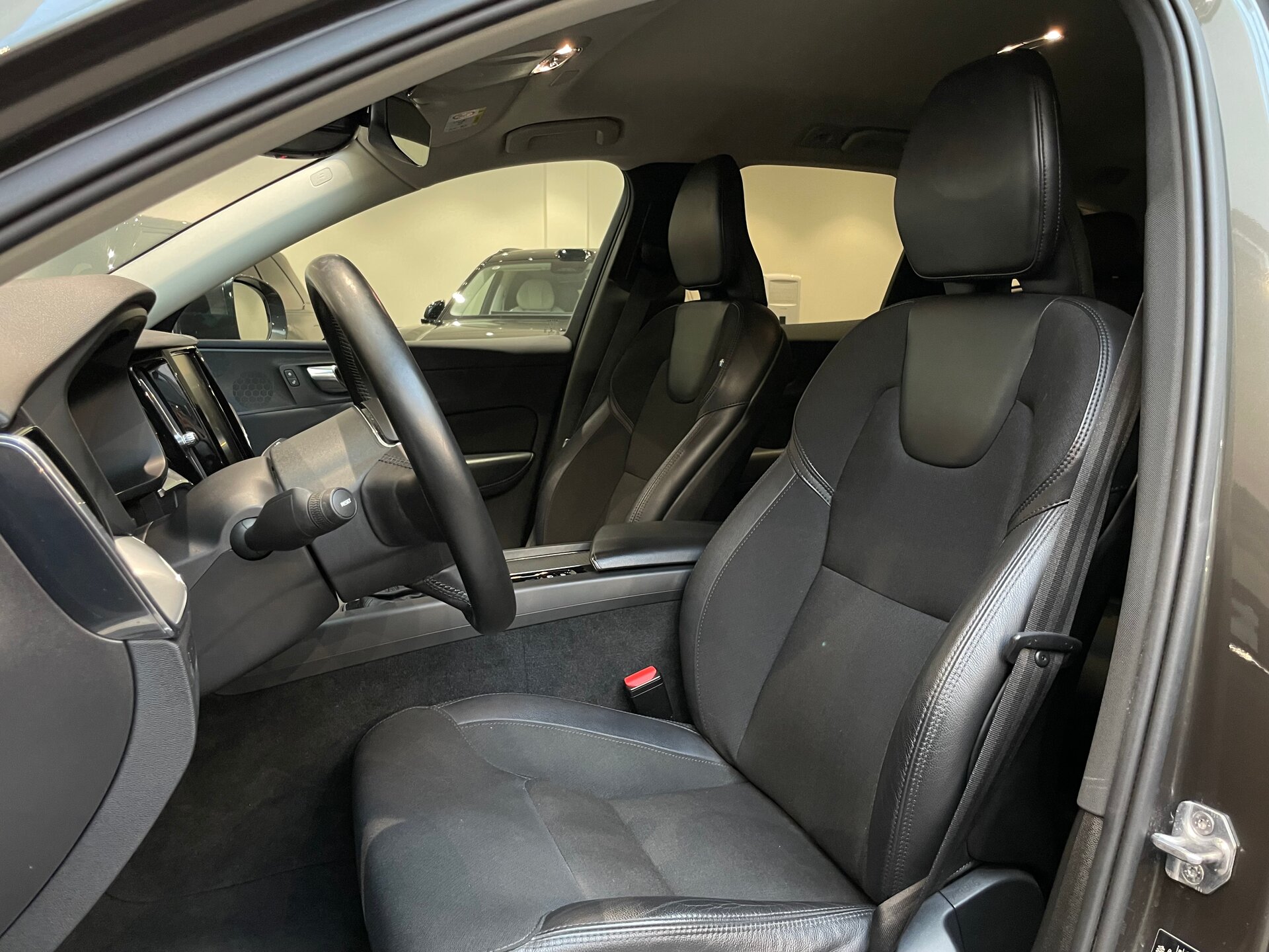Автомобиль Volvo XC60 2.0 AT (249 л.с.) 4WD - 8