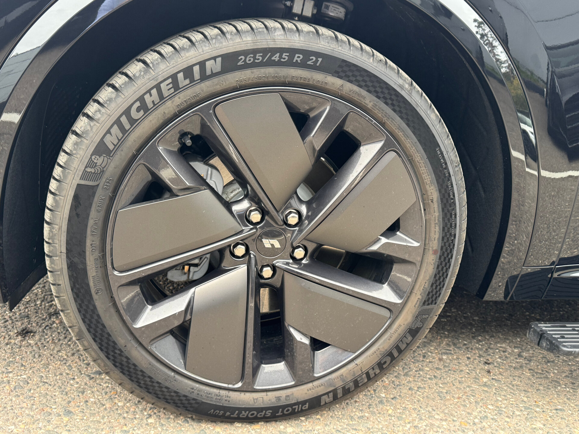 Автомобиль LiXiang L9 52.3 kWh 1.5hyb AT (449 л.с.) 4WD - 7