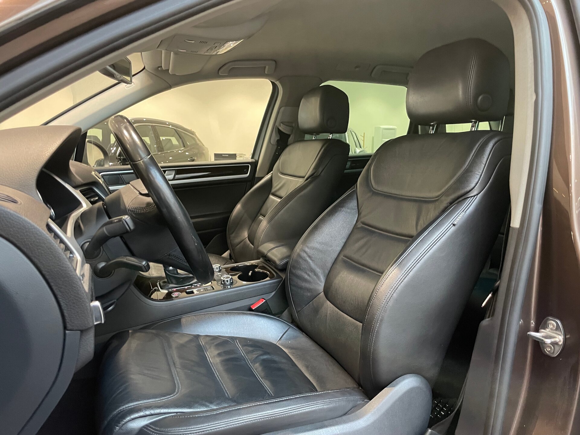 Автомобиль Volkswagen Touareg 3.6 AT (249 л.с.) 4WD - 8