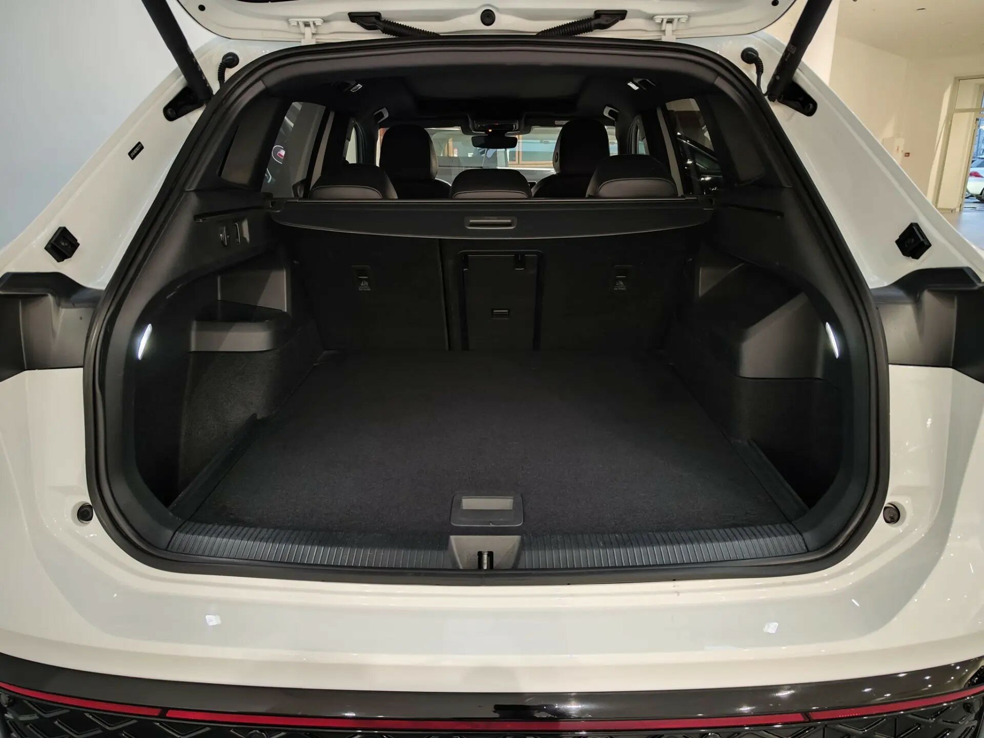 Автомобиль Volkswagen Tiguan L Pro 2.0 AMT (220 л.с.) 4WD - 10