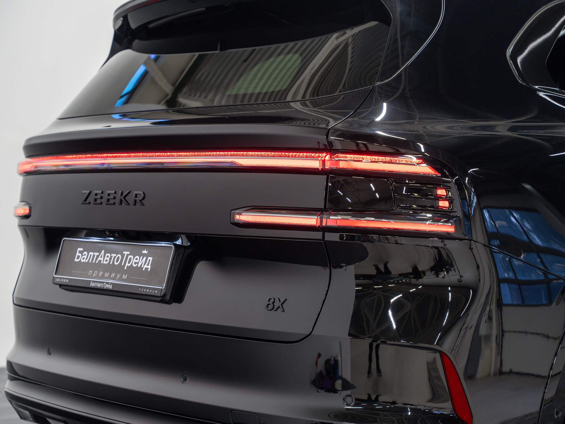 Автомобиль Zeekr 8X 70 kWh 2.0hyb AT (898 л.с.) 4WD - 8