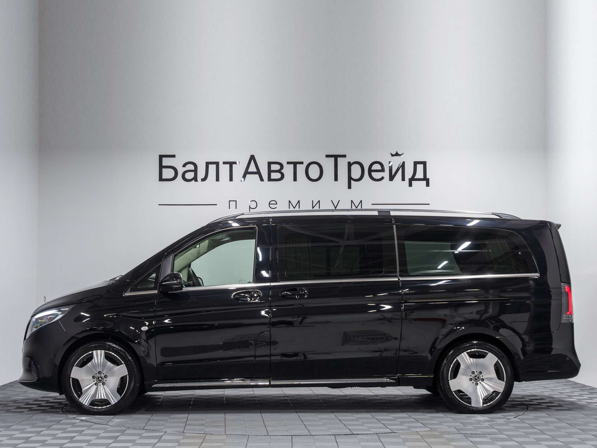 Автомобиль Mercedes-Benz V-Класс 300 экстра длинный 2.0 AT (231 л.с.) - 5
