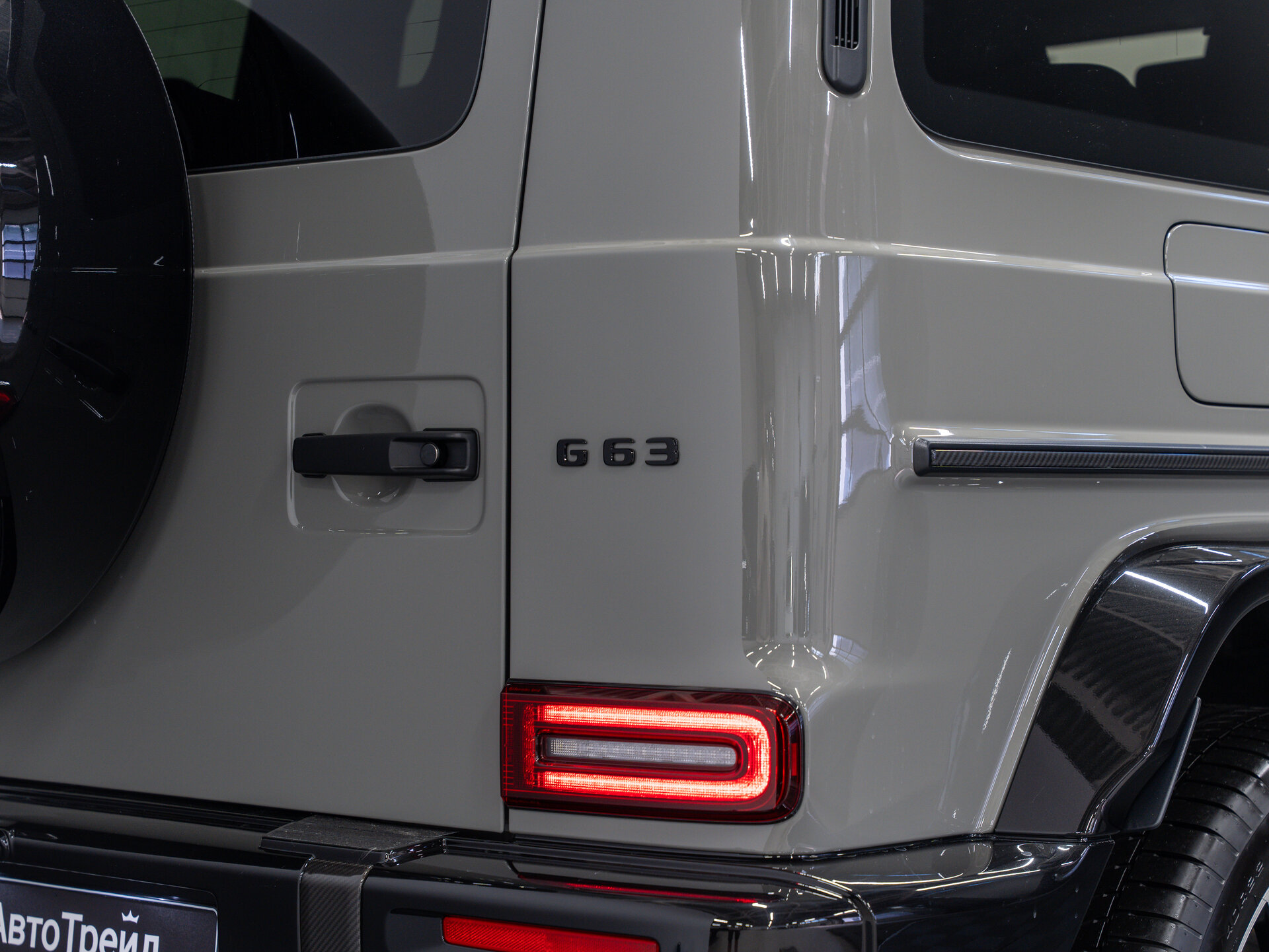 Автомобиль Mercedes-Benz G-Класс AMG 63 AMG 4.0 AT (585 л.с.) 4WD - 8