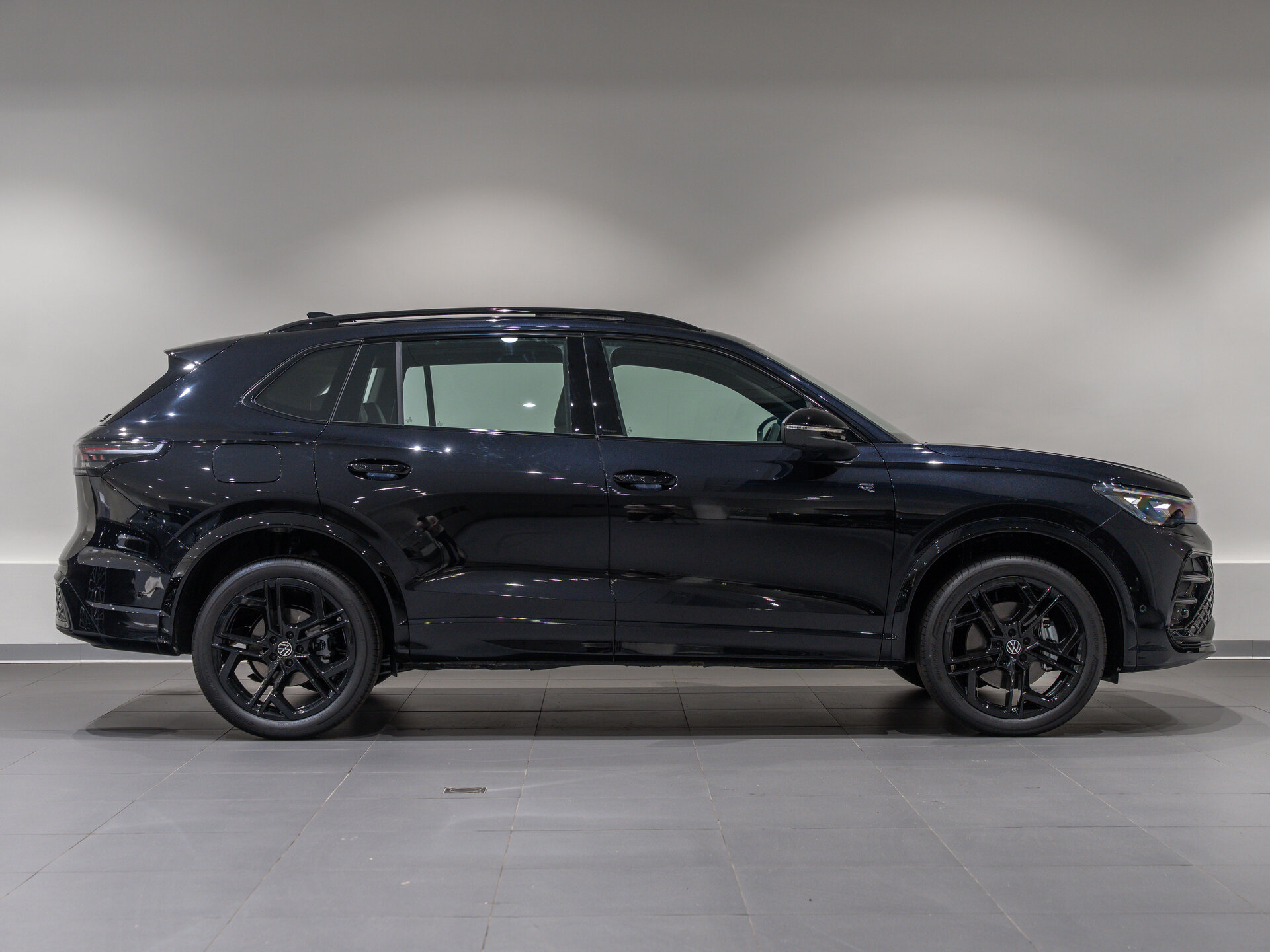 Автомобиль Volkswagen Tiguan L Pro 2.0 AMT (220 л.с.) 4WD - 4