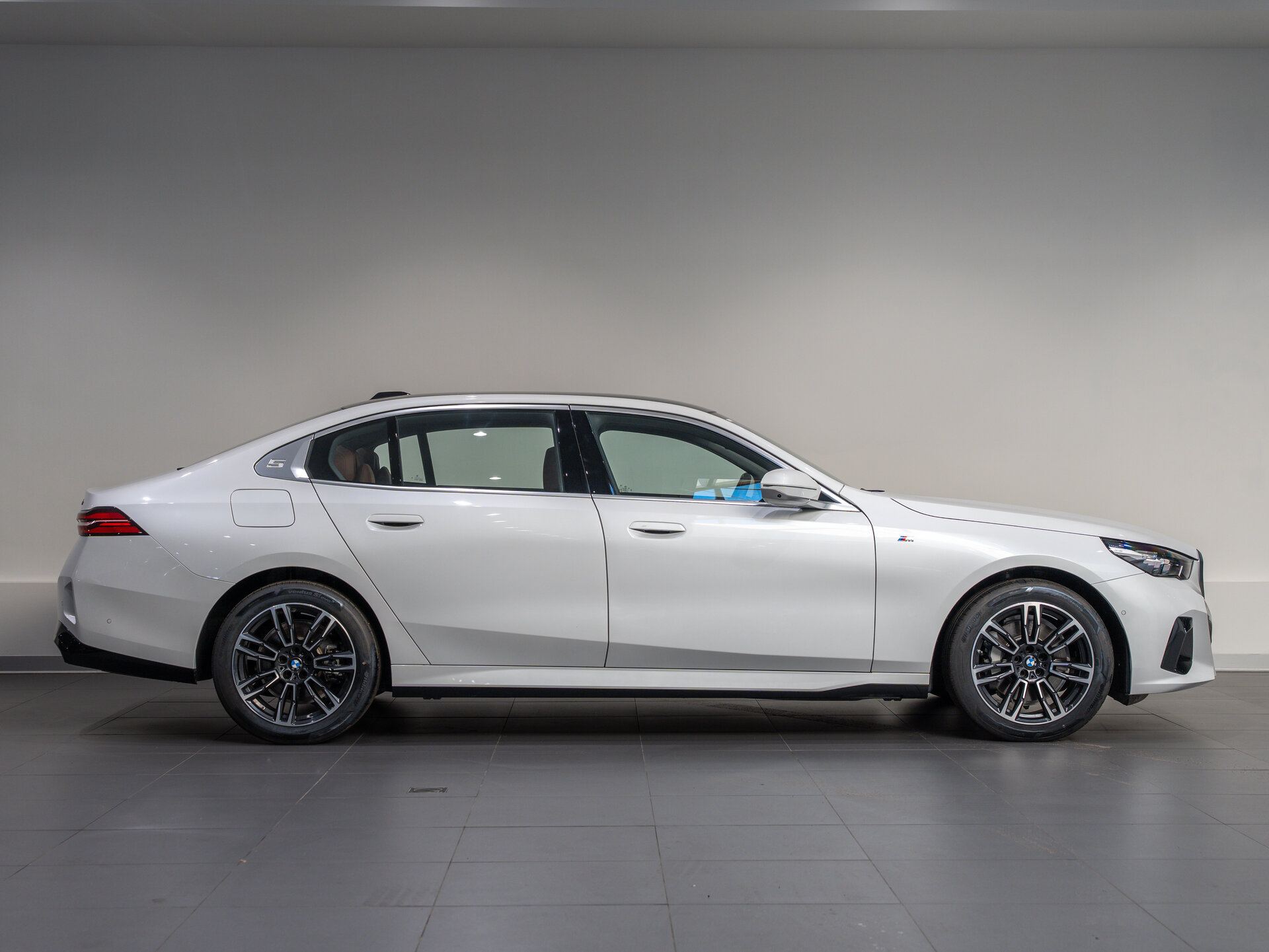 Автомобиль BMW 5 серии 530Li xDrive 2.0 AT (258 л.с.) 4WD - 4
