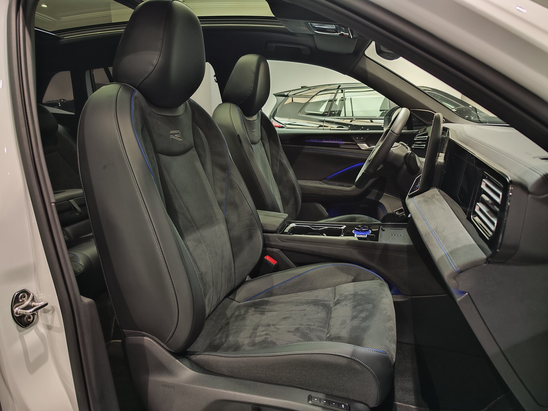 Автомобиль Volkswagen Tiguan L Pro 2.0 AMT (220 л.с.) 4WD - 13