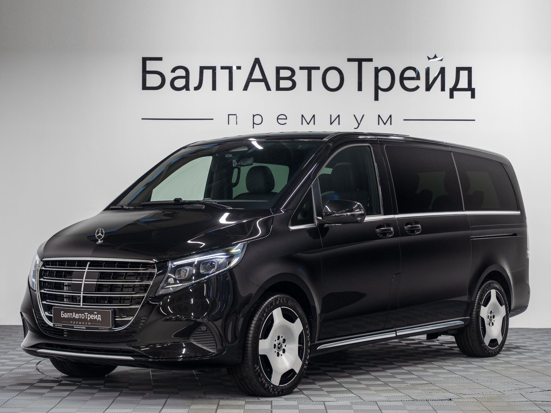 Автомобиль Mercedes-Benz V-Класс 300 d длинный 2.0d AT (237 л.с.) 4WD - 1