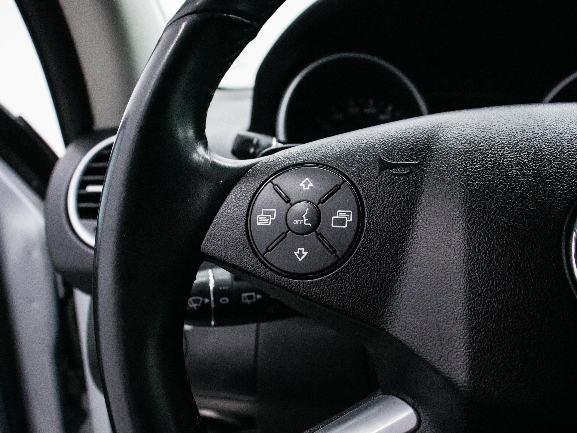 Mercedes-Benz M-Класс 2010 19