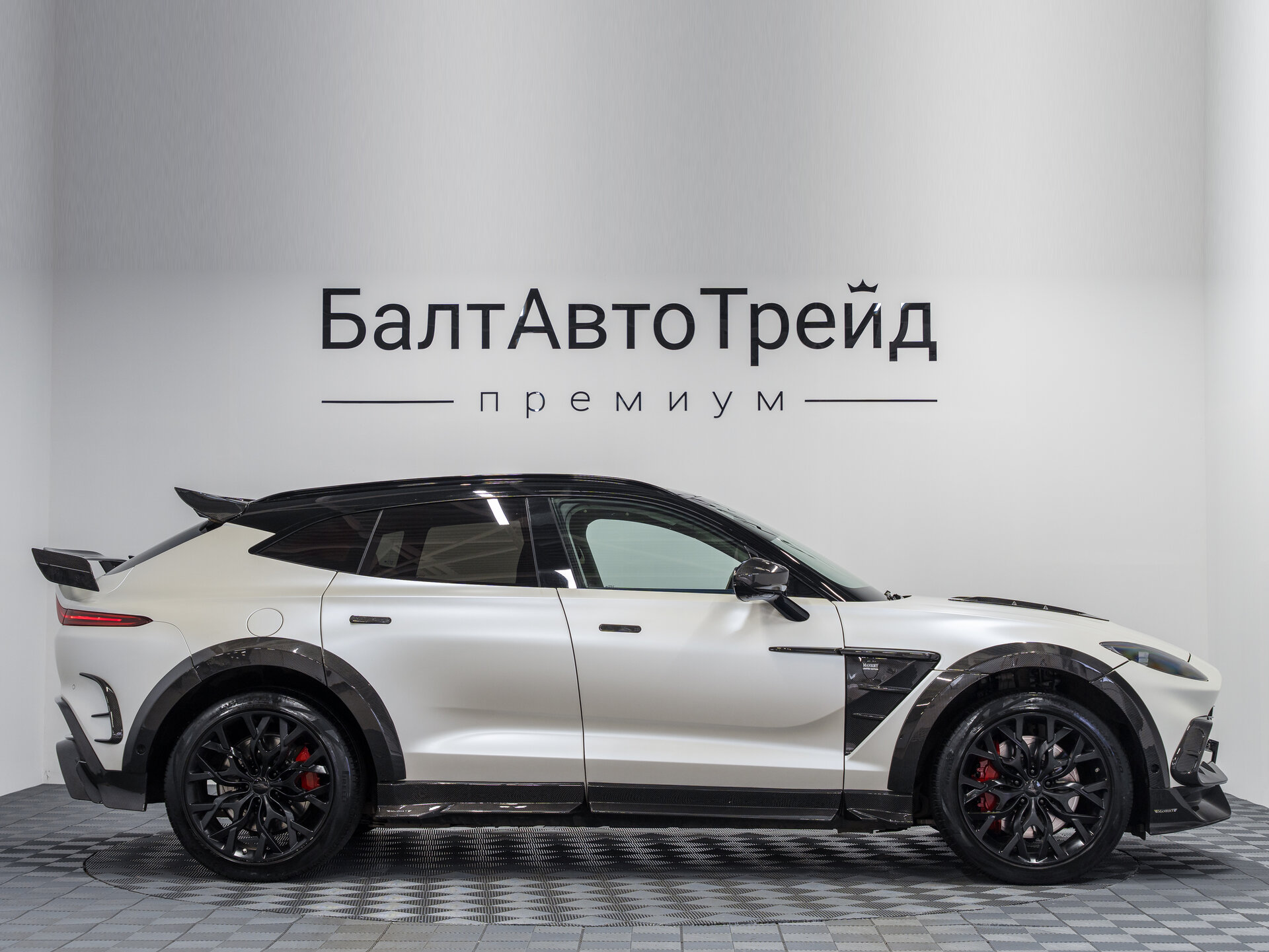 Автомобиль Aston Martin DBX 4.0 AT (550 л.с.) 4WD - 7