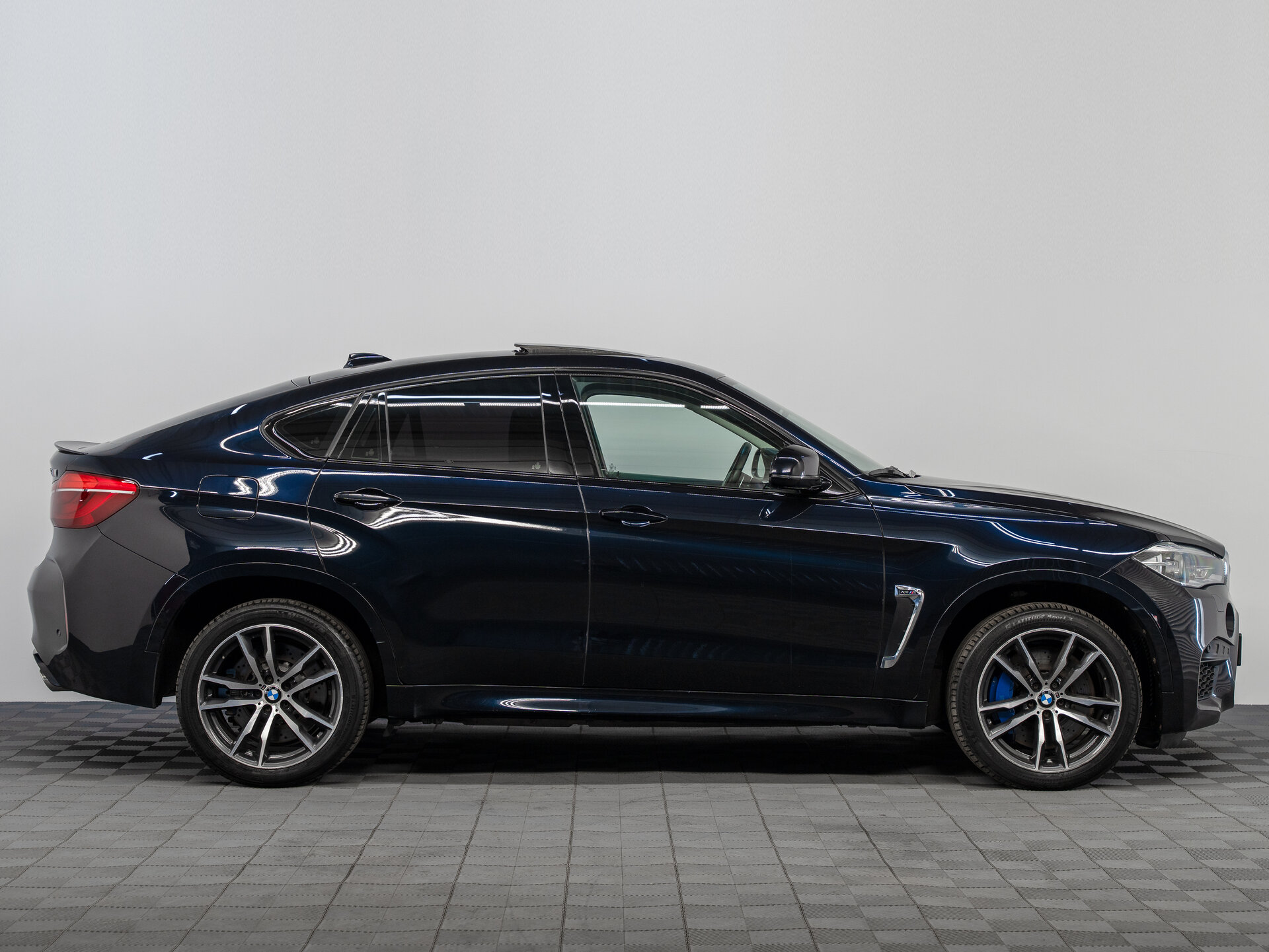 Автомобиль BMW X6 M 4.4 AT (575 л.с.) 4WD - 4