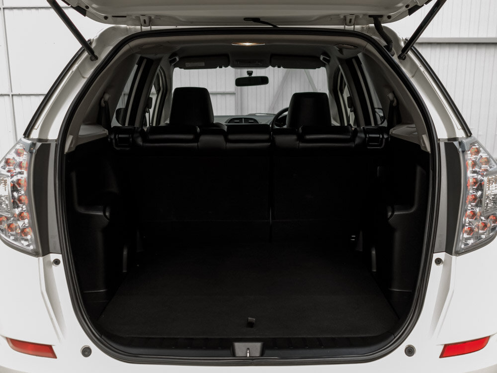 Купить Honda Fit Shuttle 1.3hyb CVT (88 л.с.), 2013 в Екатеренбурге