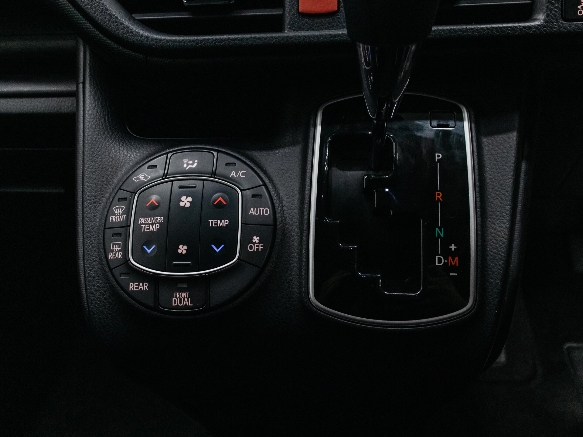 Toyota Noah 2018 24