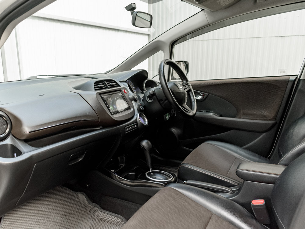 Купить Honda Fit Shuttle 1.3hyb CVT (88 л.с.), 2013 в Екатеренбурге