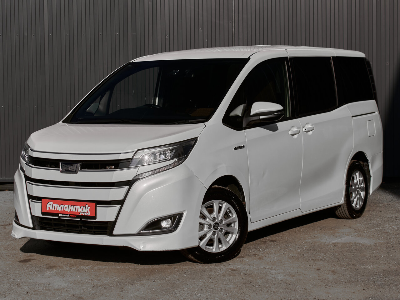 Купить Toyota Noah 1.8hyb CVT (99 л.с.), 2018 в Екатеренбурге