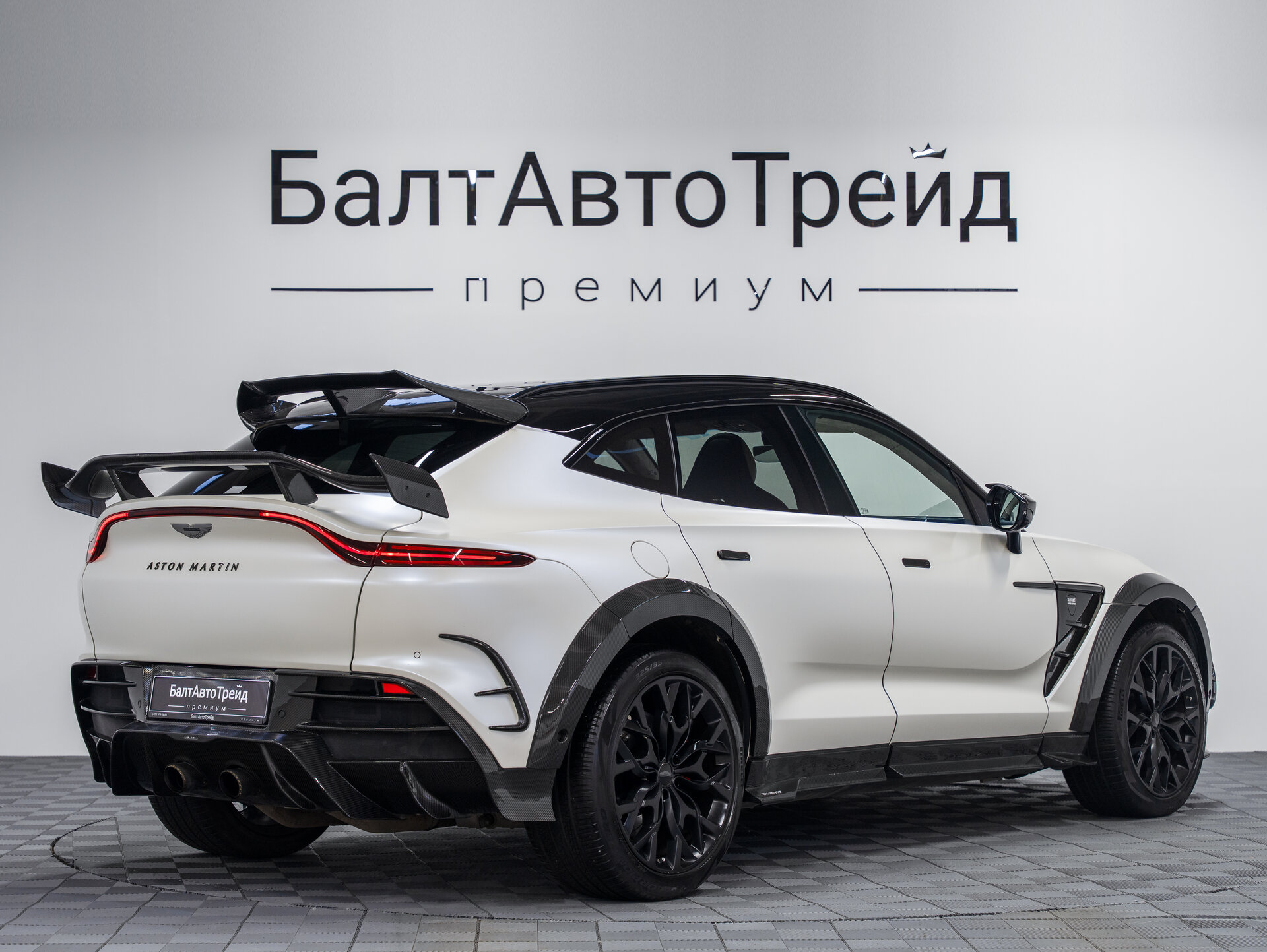 Автомобиль Aston Martin DBX 4.0 AT (550 л.с.) 4WD - 8