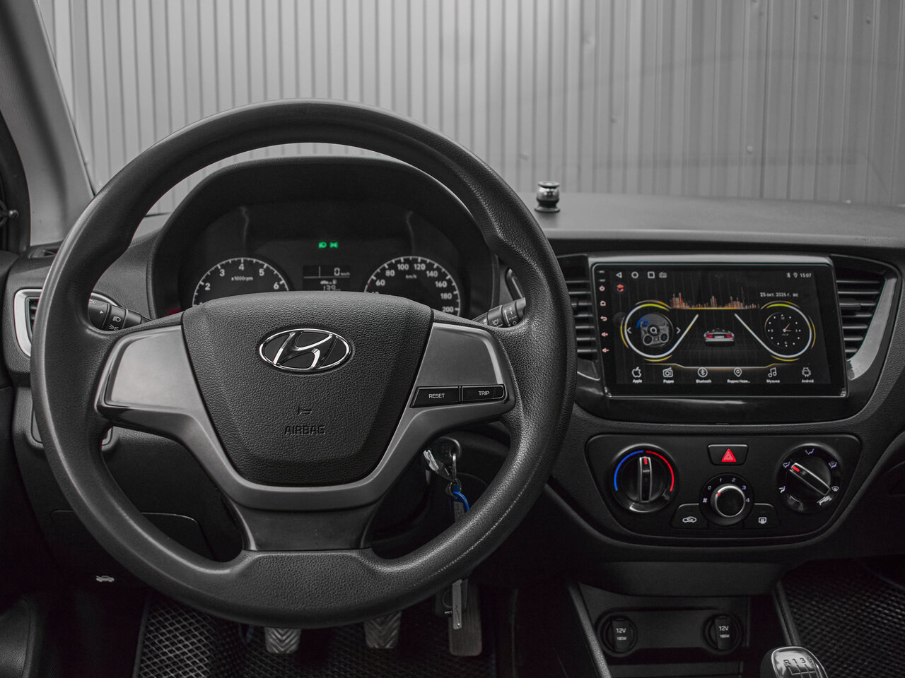Купить Hyundai Solaris 1.4 MT (100 л.с.), 2017 в Екатеренбурге