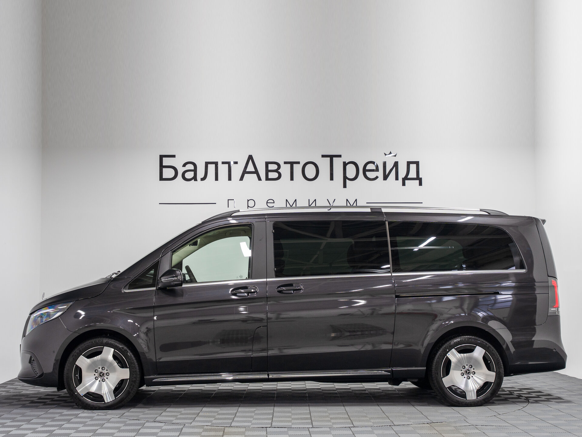Автомобиль Mercedes-Benz V-Класс 300 d экстра длинный 2.0d AT (237 л.с.) 4WD - 11