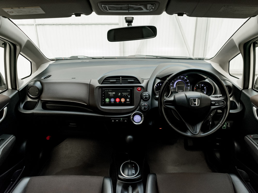 Купить Honda Fit Shuttle 1.3hyb CVT (88 л.с.), 2013 в Екатеренбурге