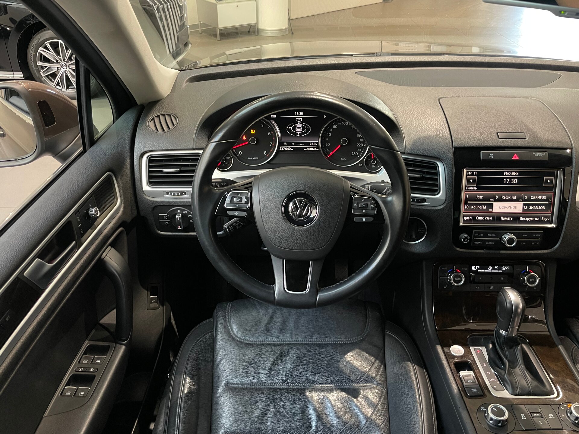 Автомобиль Volkswagen Touareg 3.6 AT (249 л.с.) 4WD - 14