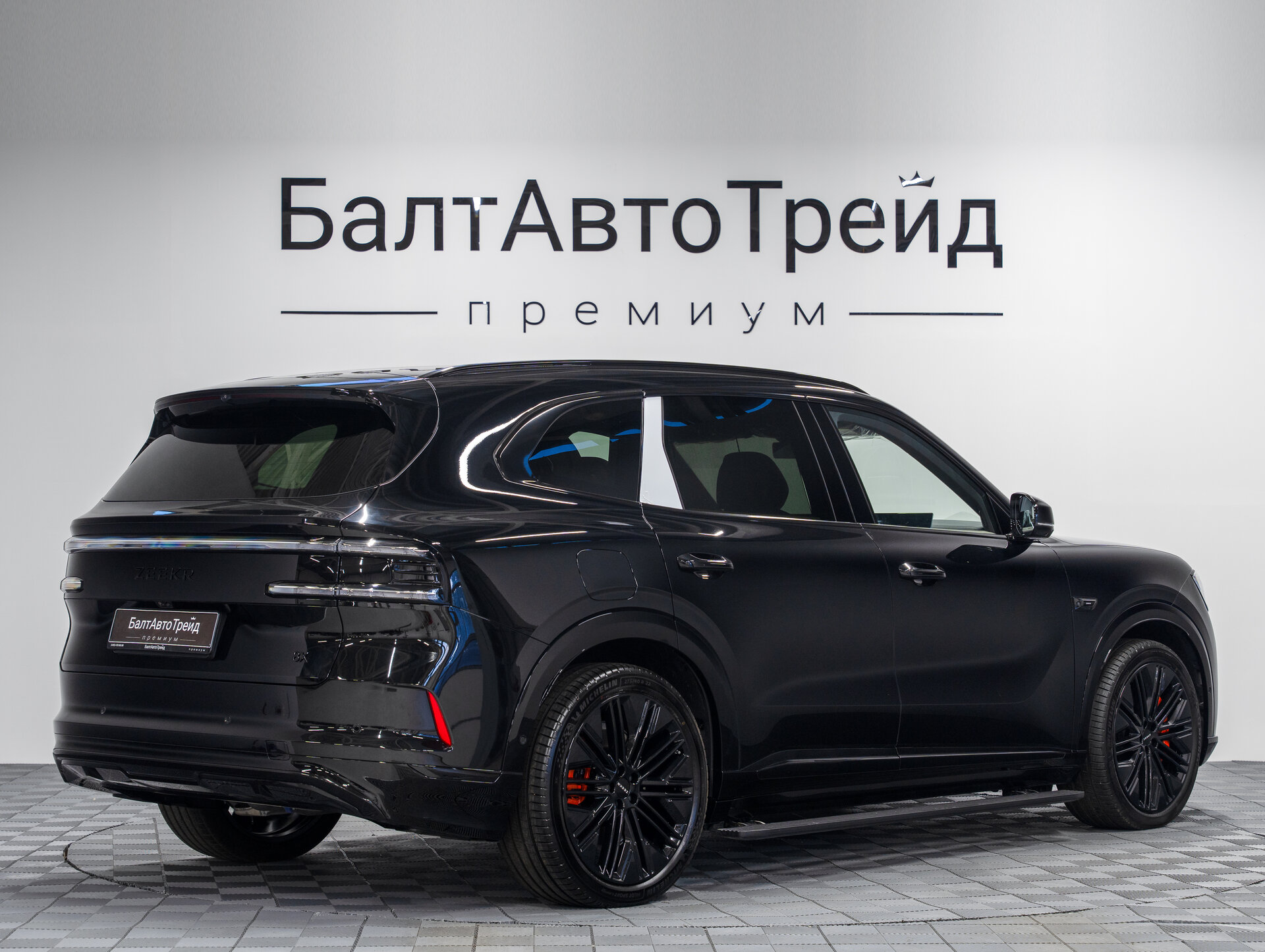 Автомобиль Zeekr 8X 70 kWh 2.0hyb AT (898 л.с.) 4WD - 7