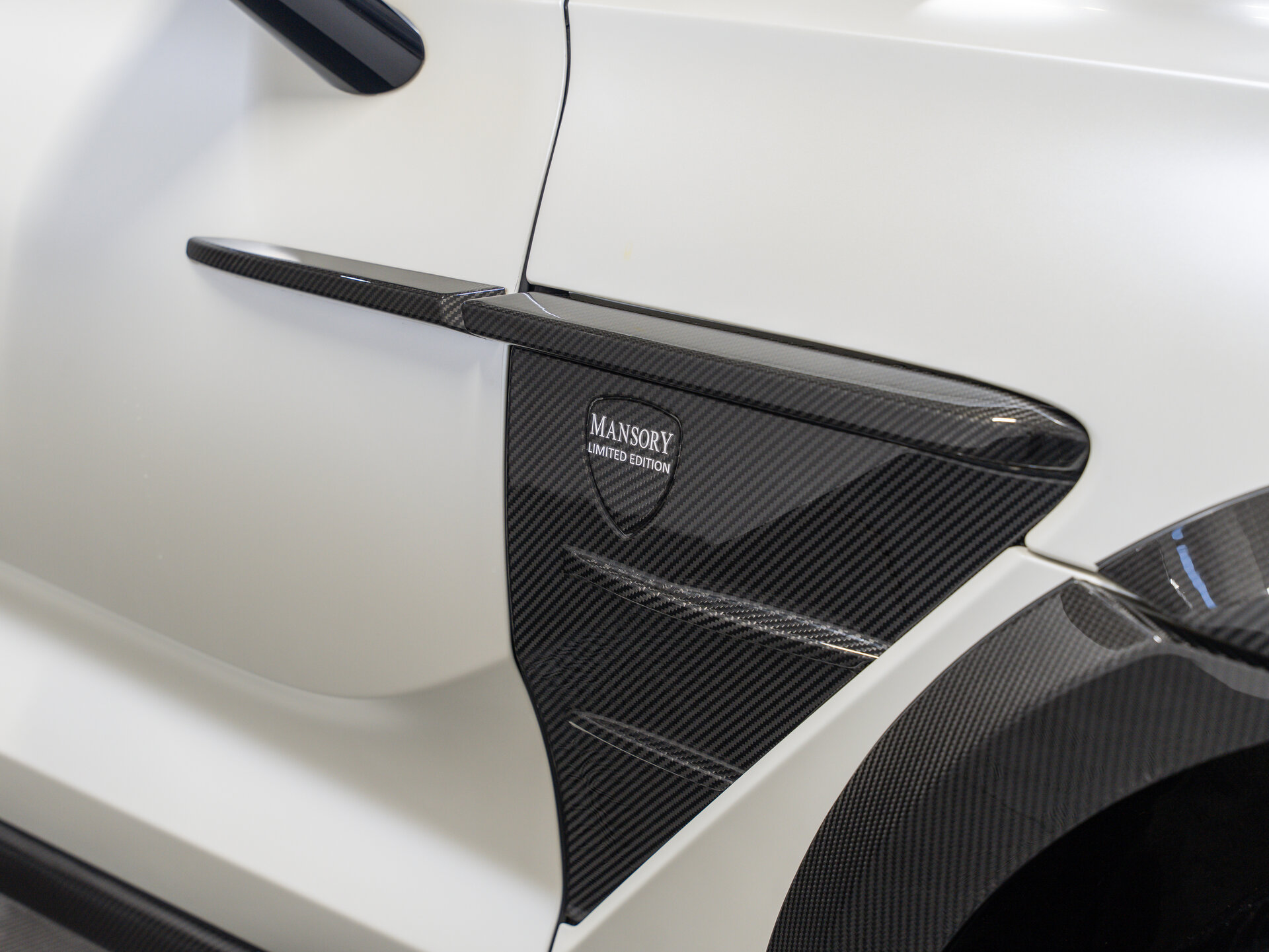 Автомобиль Aston Martin DBX 4.0 AT (550 л.с.) 4WD - 6