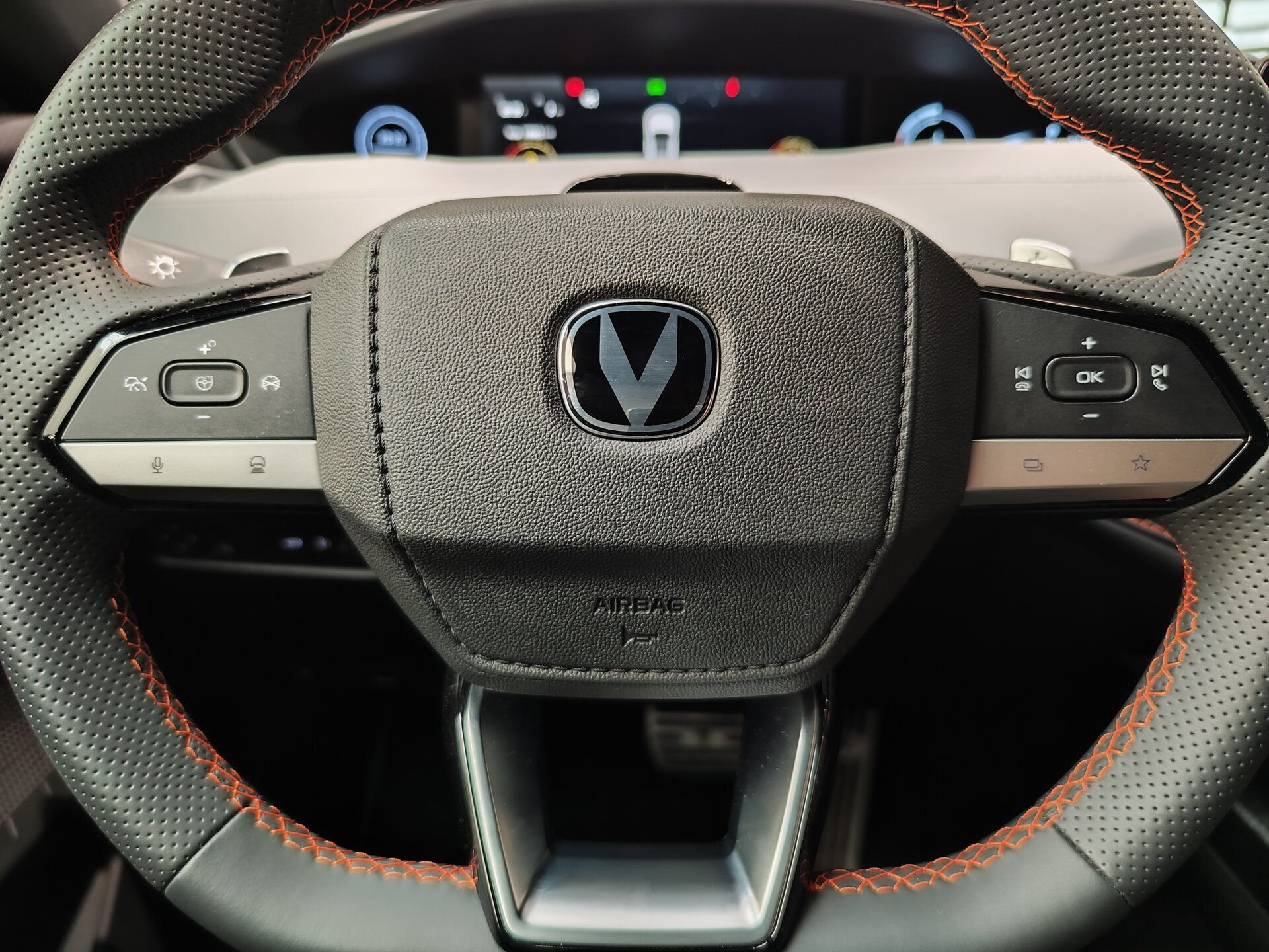 Автомобиль Changan UNI-V 1.5 AMT (181 л.с.) - 19