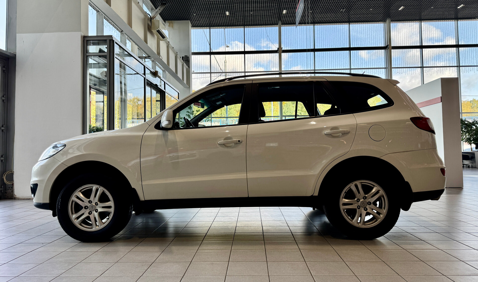 БУ автомобиль Hyundai Santa Fe 2011  2.4 л ( 174 л. с.) Белый с пробегом 223196 км