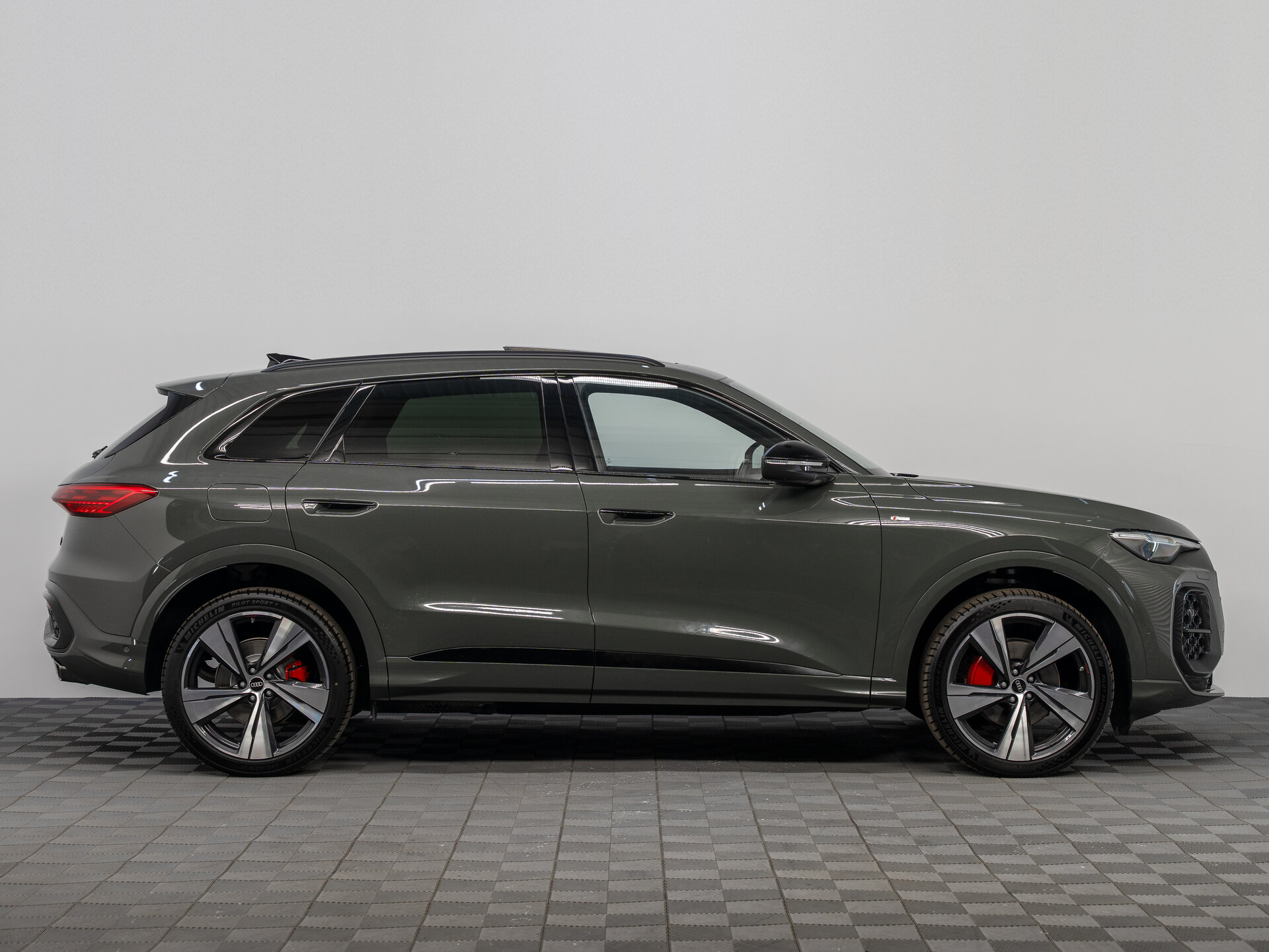 Автомобиль Audi Q5 L 2.0 AMT (272 л.с.) 4WD - 4