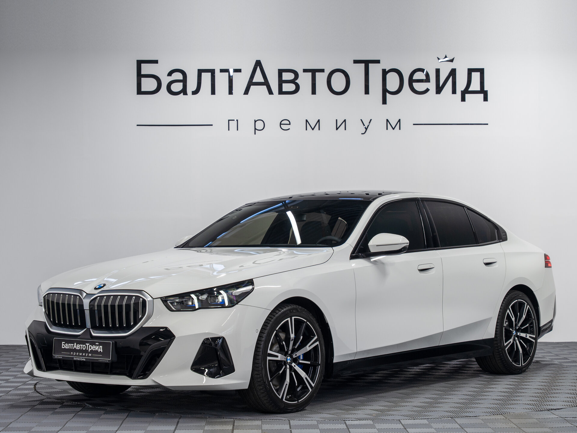 Автомобиль BMW 5 серии 530i xDrive 2.0 AT (258 л.с.) 4WD - 1