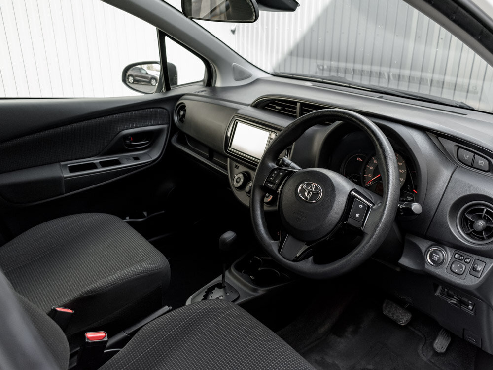Купить Toyota Vitz 1.0 CVT (69 л.с.), 2019 в Екатеренбурге