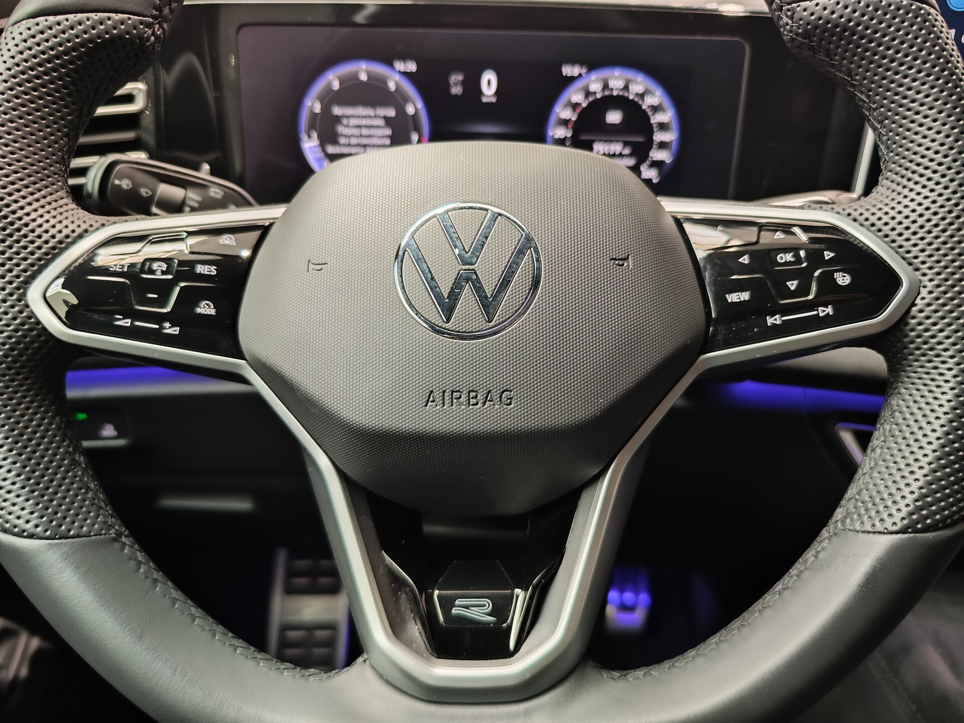 Автомобиль Volkswagen Tiguan L Pro 2.0 AMT (220 л.с.) 4WD - 18