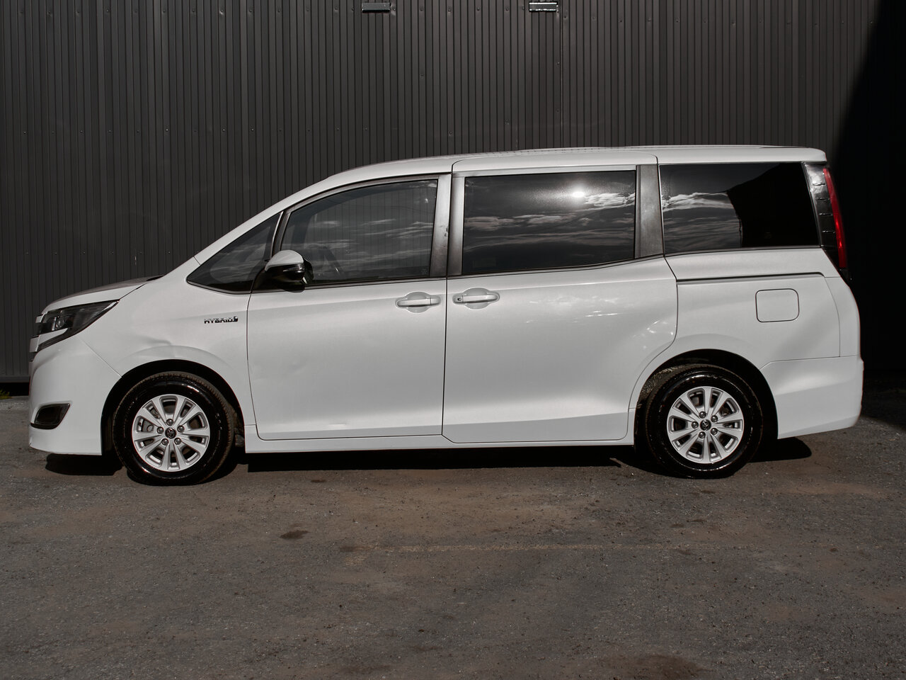 Купить Toyota Noah 1.8hyb CVT (99 л.с.), 2018 в Екатеренбурге