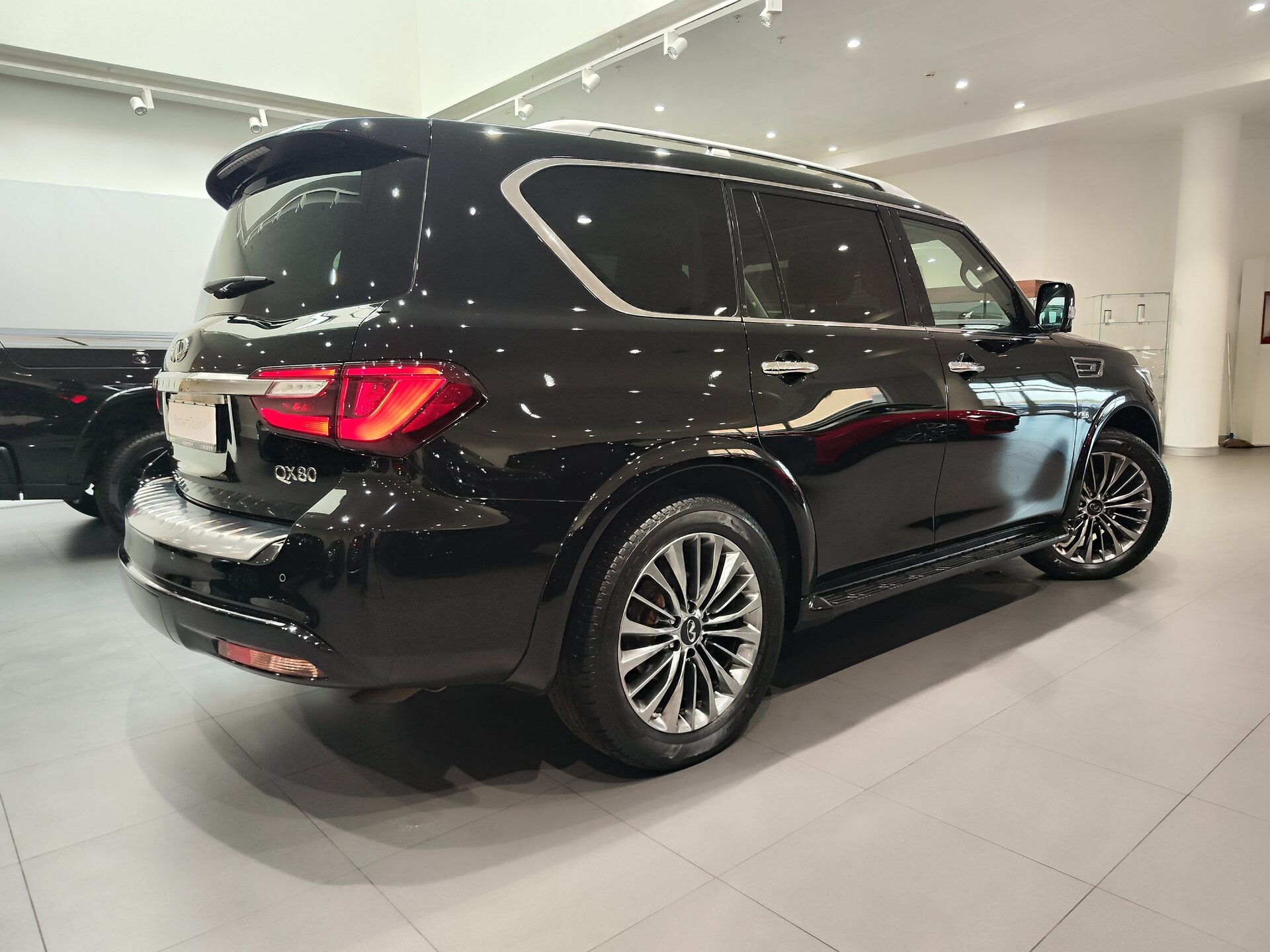 Автомобиль Infiniti QX80 5.6 AT (405 л.с.) 4WD - 6