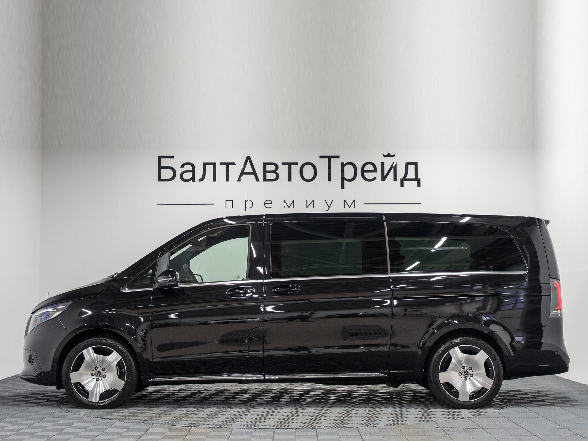 Автомобиль Mercedes-Benz V-Класс 300 d экстра длинный 2.0d AT (237 л.с.) 4WD - 11