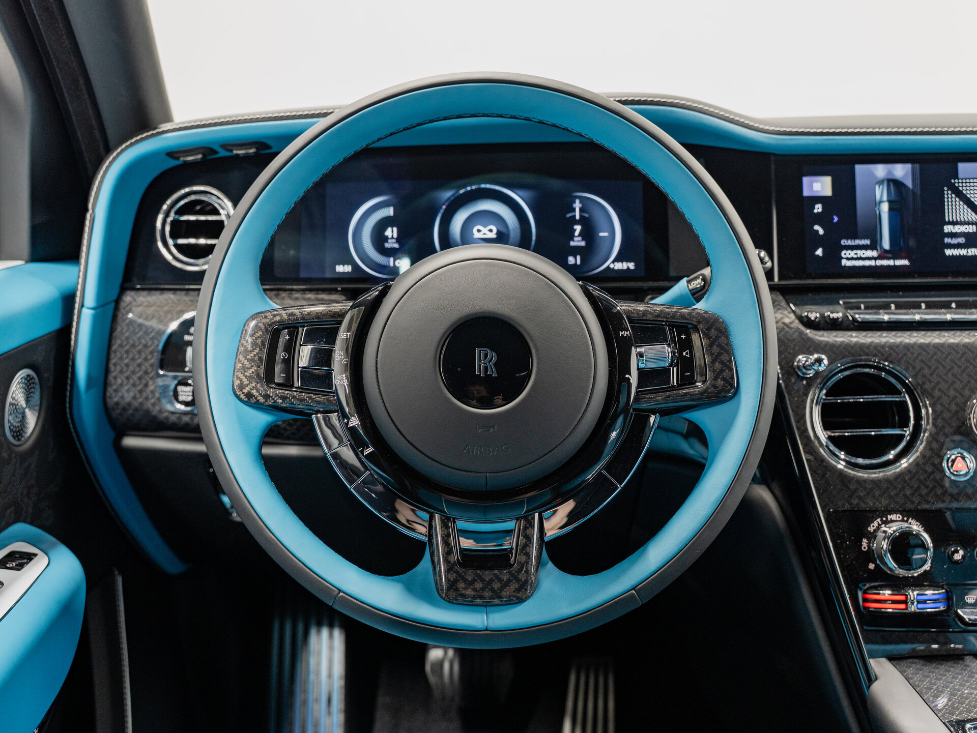 Автомобиль Rolls-Royce Cullinan Black Badge 6.8 AT (600 л.с.) 4WD - 17