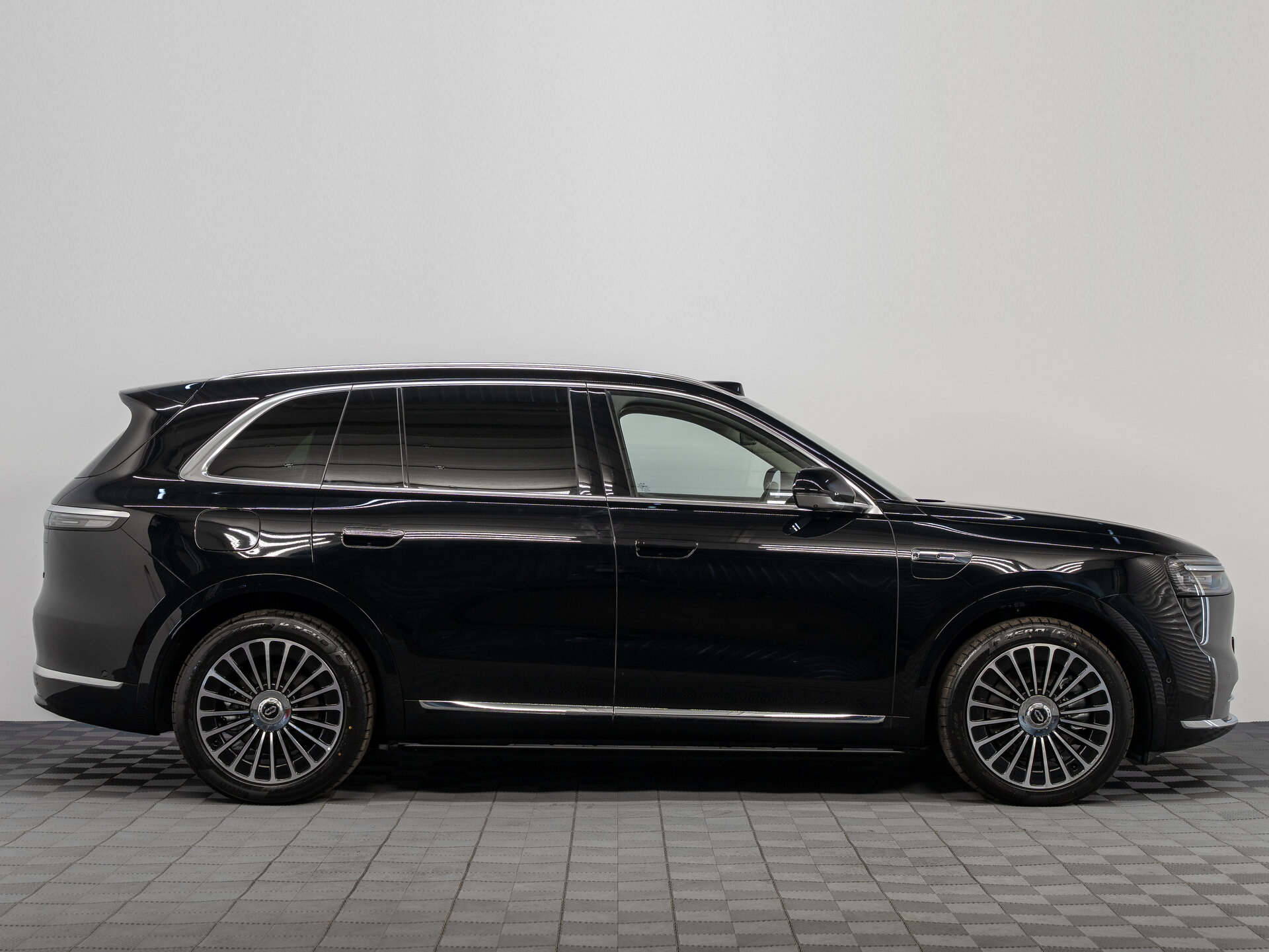 Автомобиль Aito M7 53.4 kWh 1.5hyb AT (533 л.с.) 4WD - 4