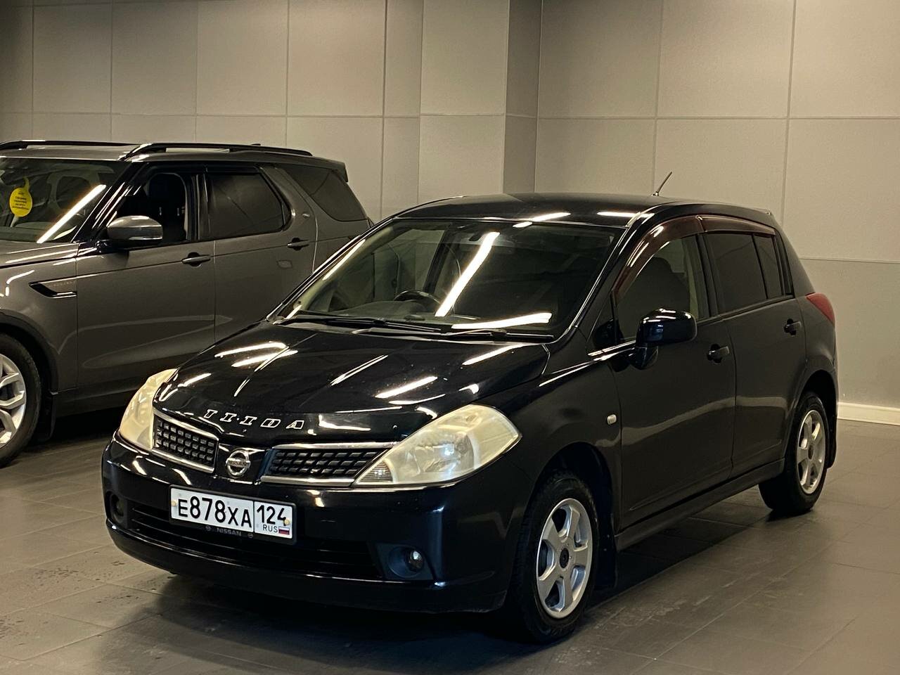 Nissan Tiida — фото 1