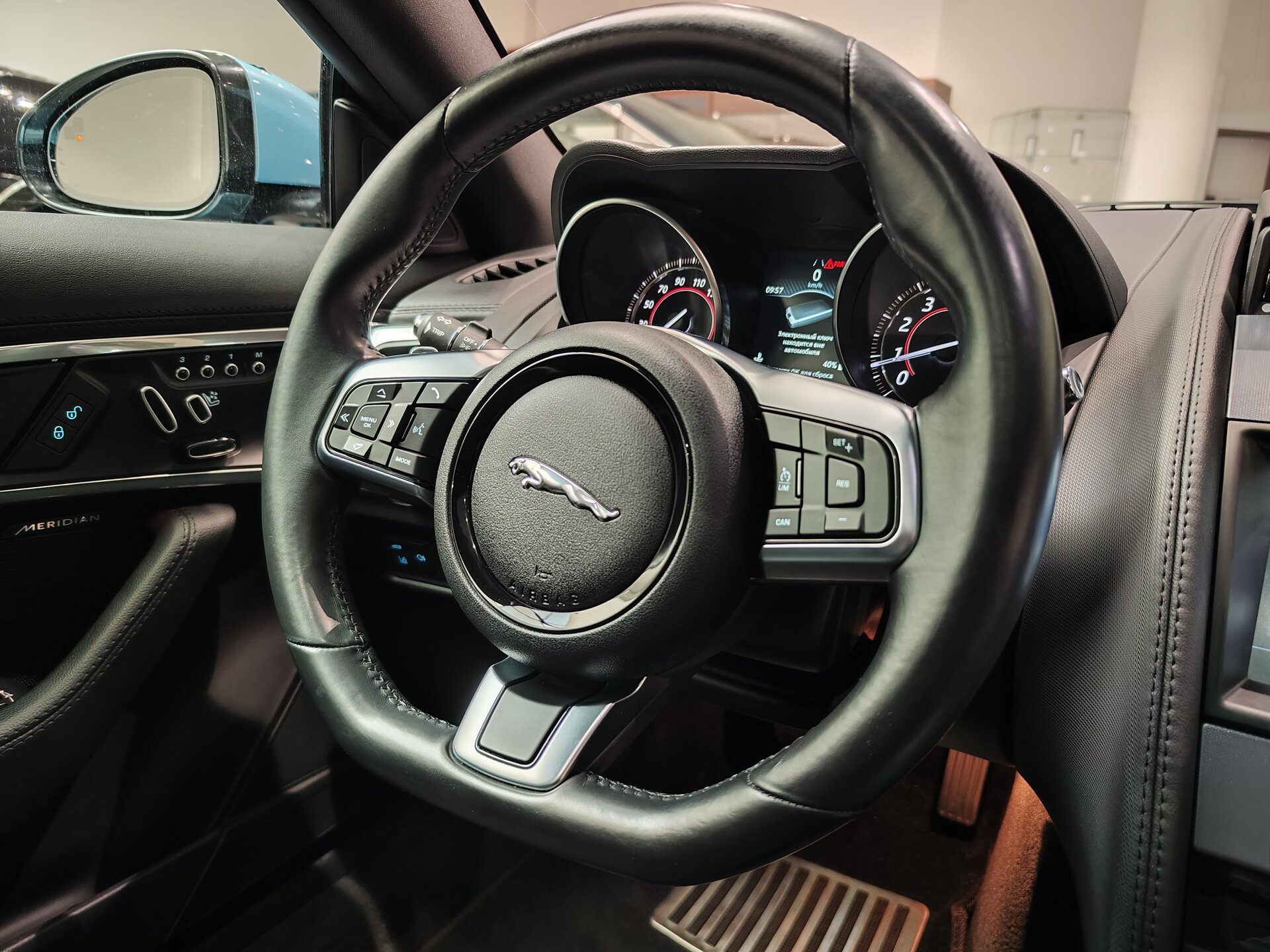 Автомобиль Jaguar F-Type 2.0 AT (300 л.с.) - 13