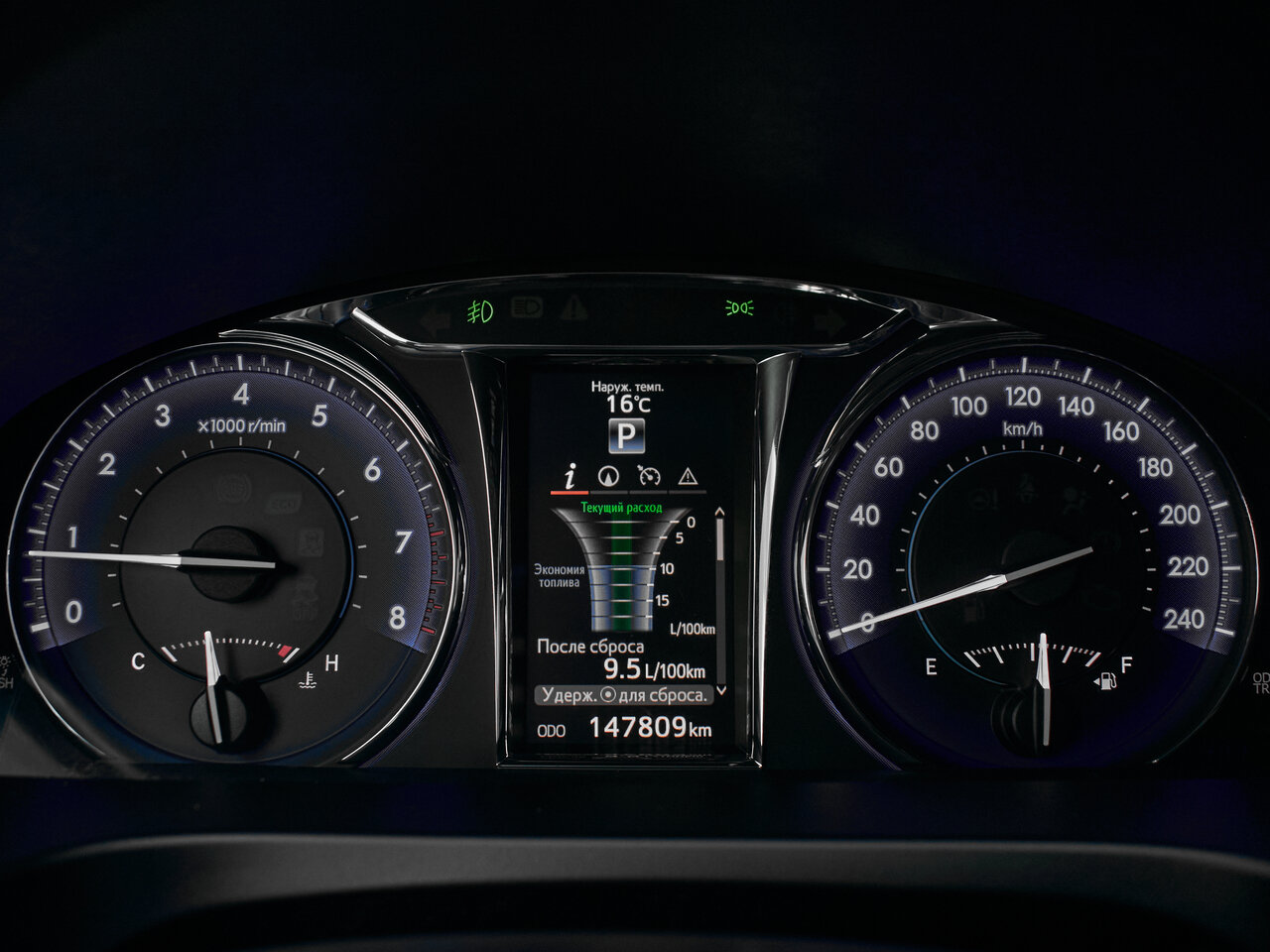Купить Toyota Camry 2.0 AT (150 л.с.), 2015 в Екатеренбурге