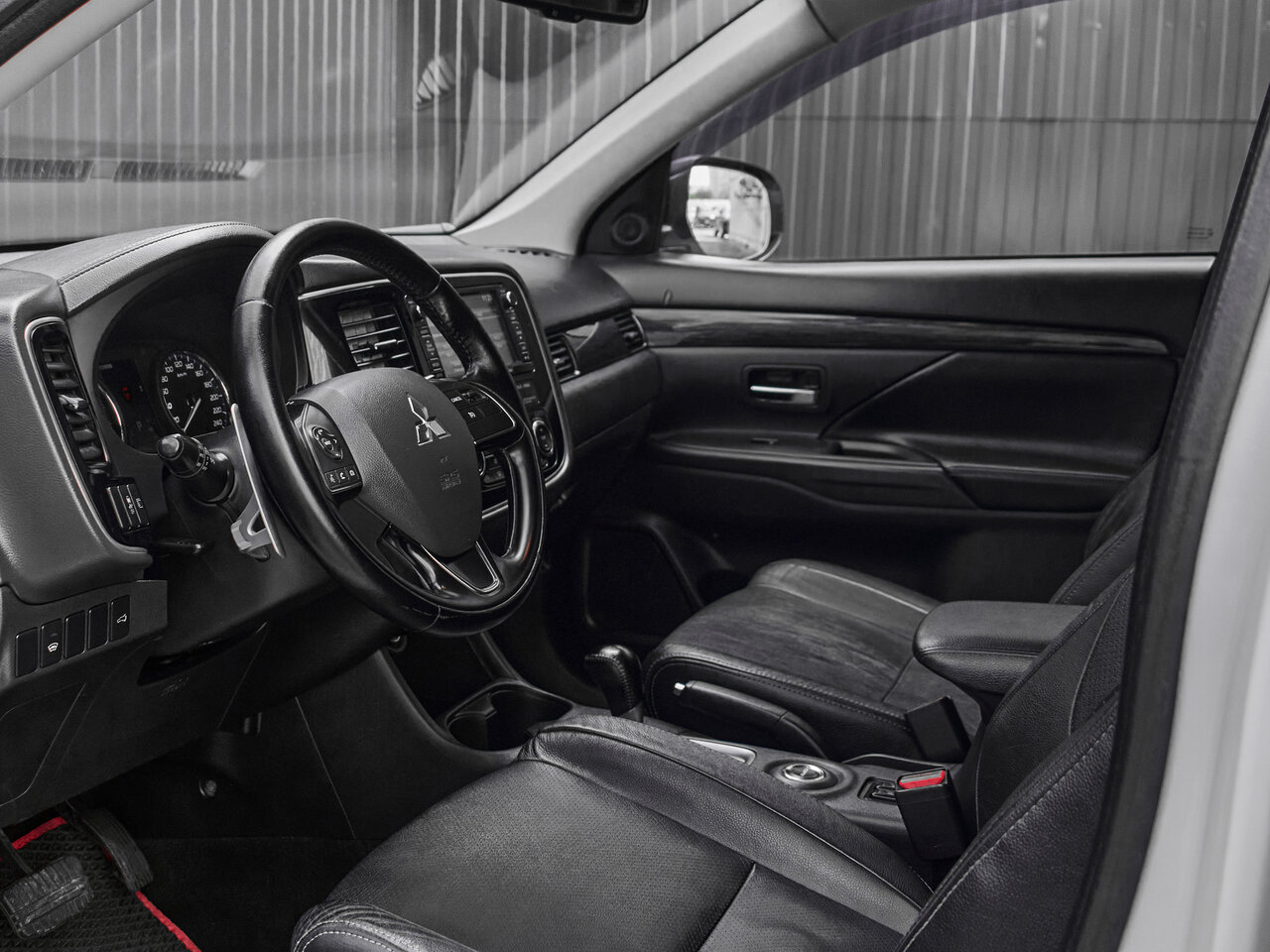 Купить Mitsubishi Outlander 2.4 CVT (167 л.с.) 4WD, 2015 в Екатеренбурге